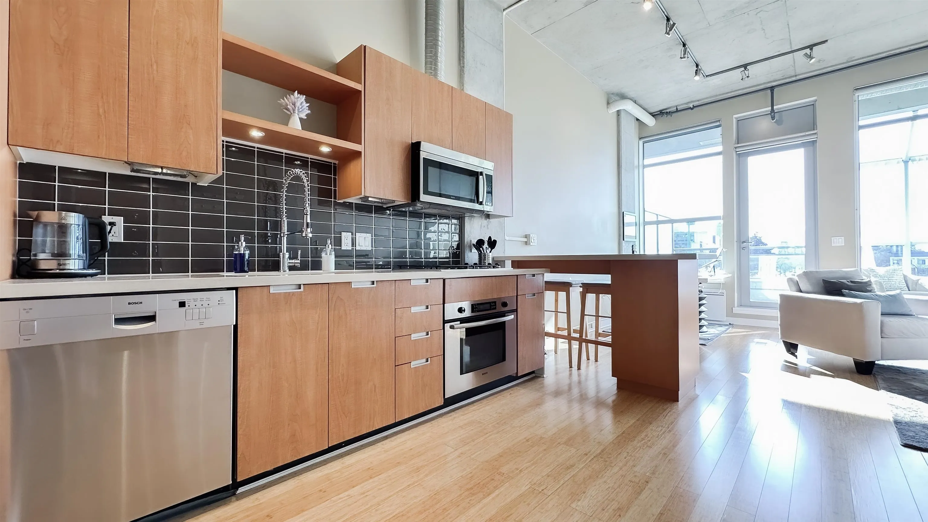 304 495 W 6th Avenue