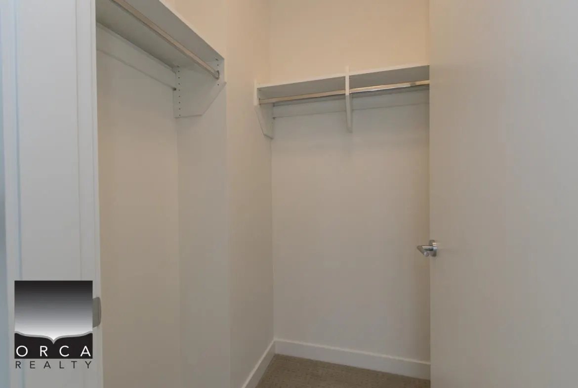 1607 7683 Park Crescent