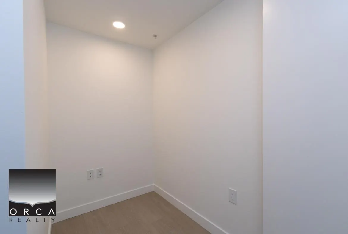 1607 7683 Park Crescent