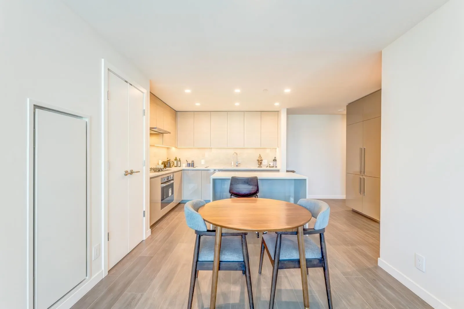 2806 4168 Lougheed Highway