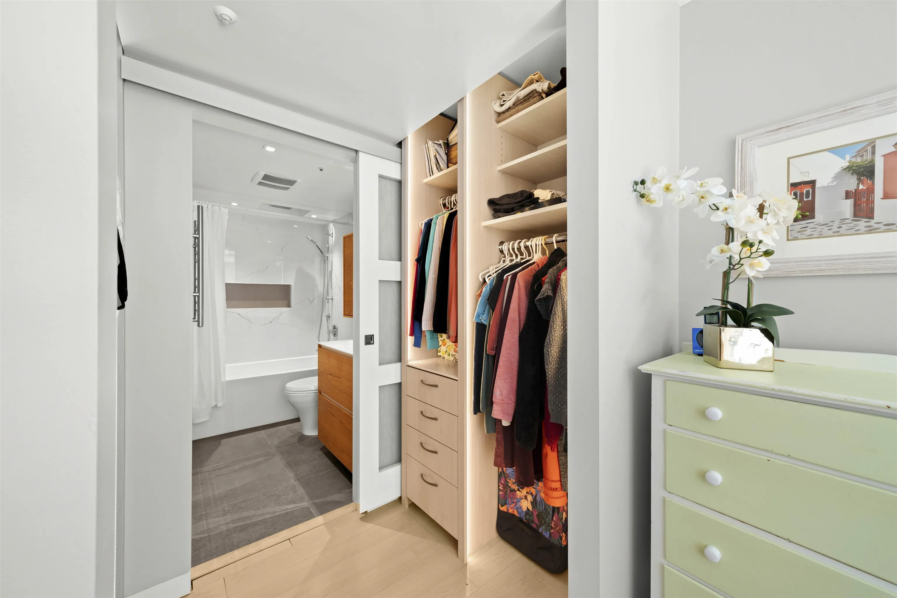 1201 888 Hamilton Street