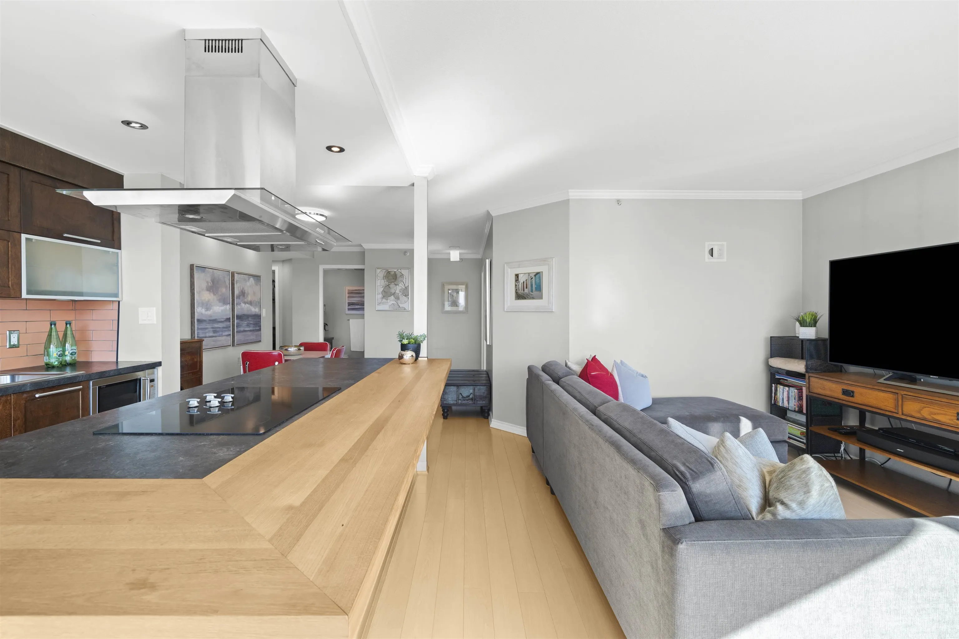 1201 888 Hamilton Street