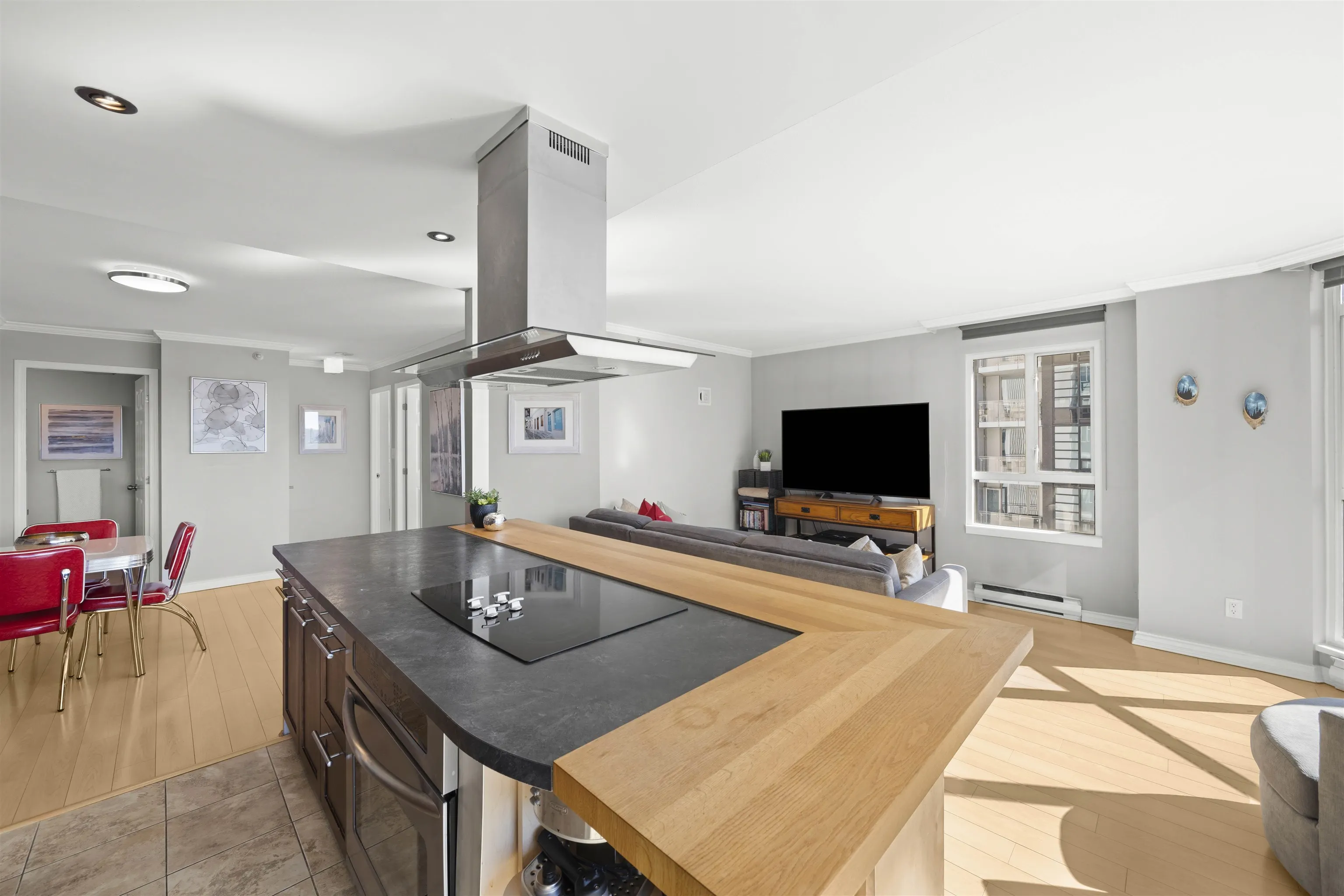 1201 888 Hamilton Street