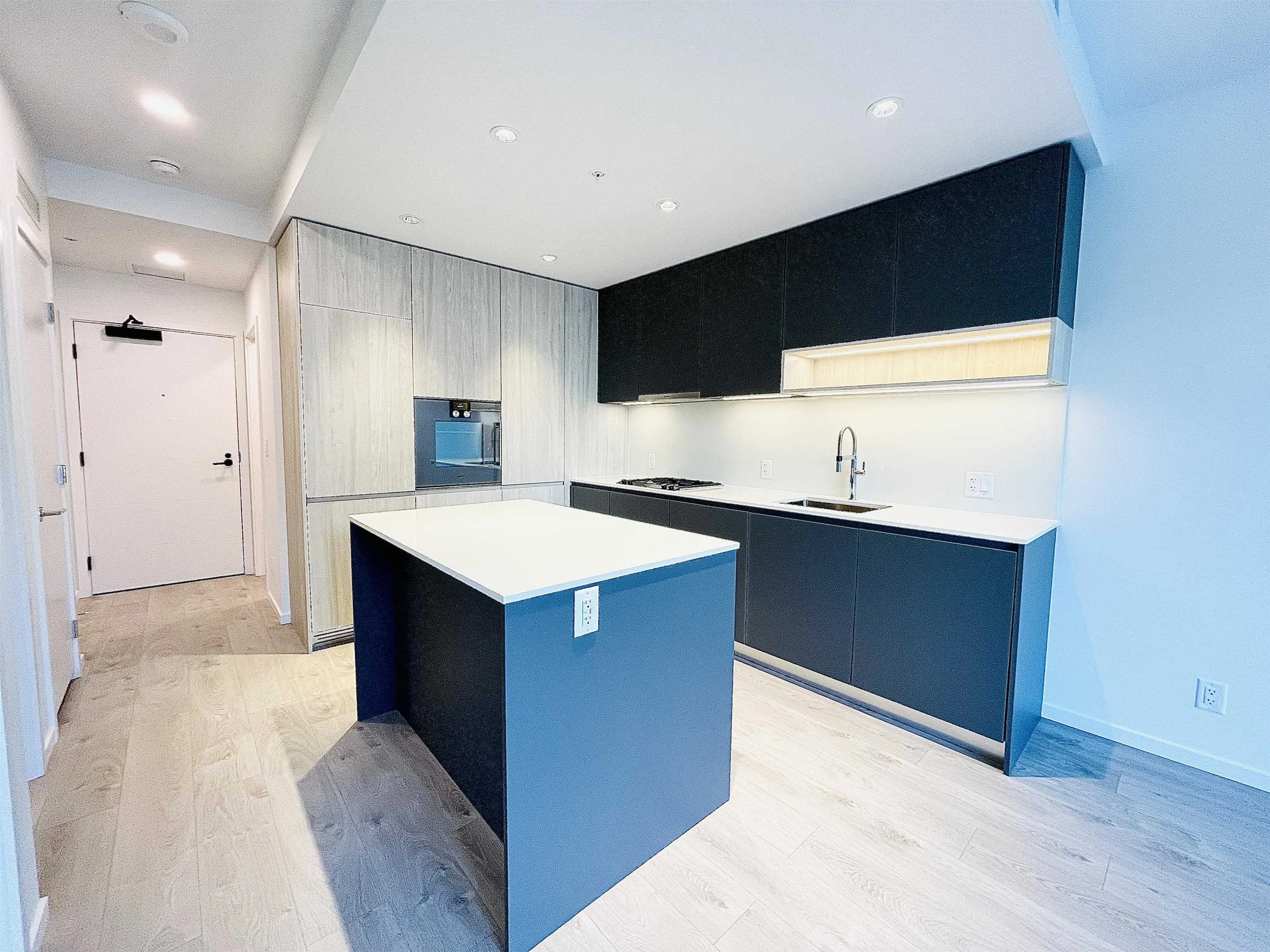 216 6600 Minoru Boulevard