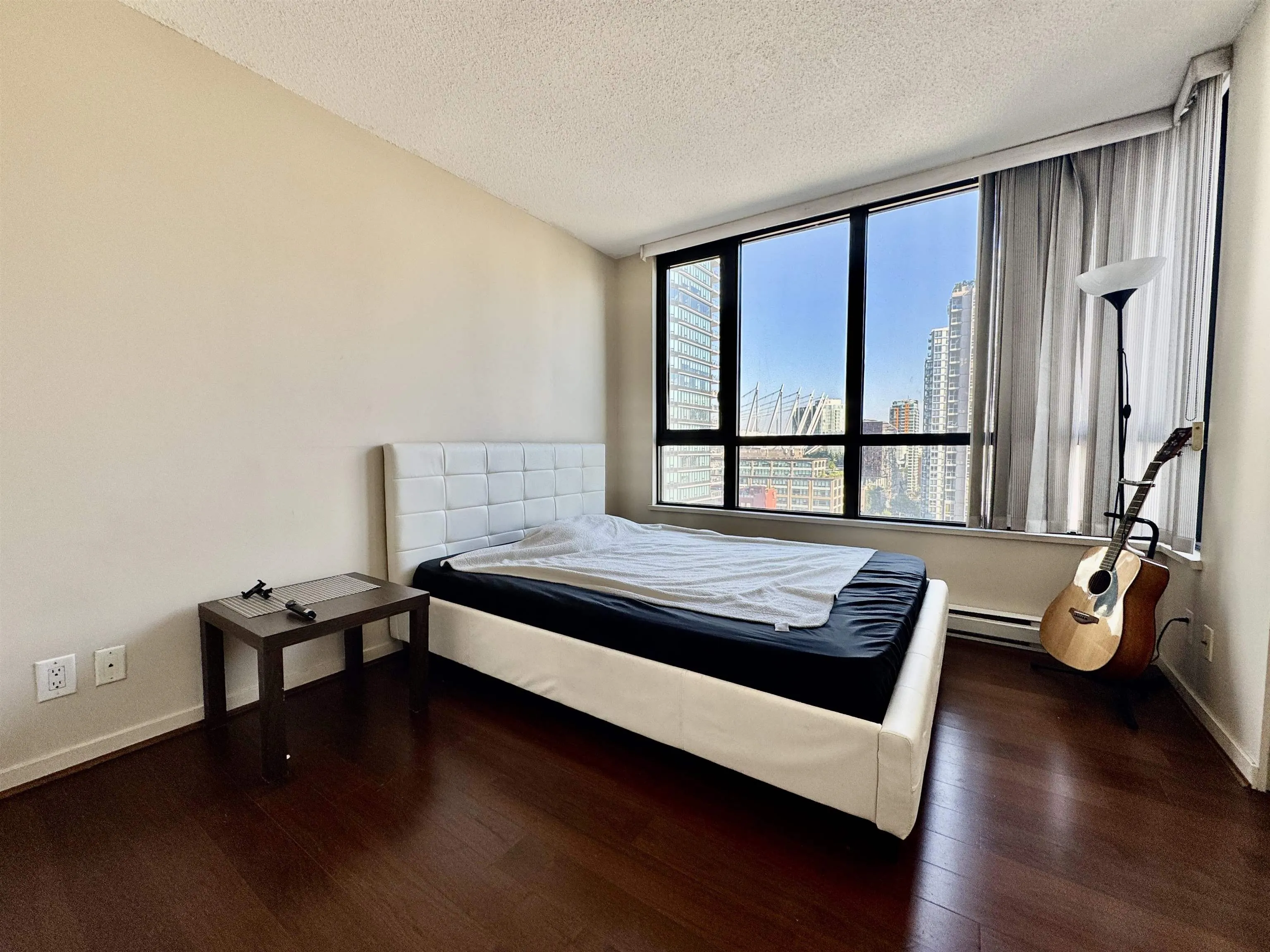 1404 909 Mainland Street