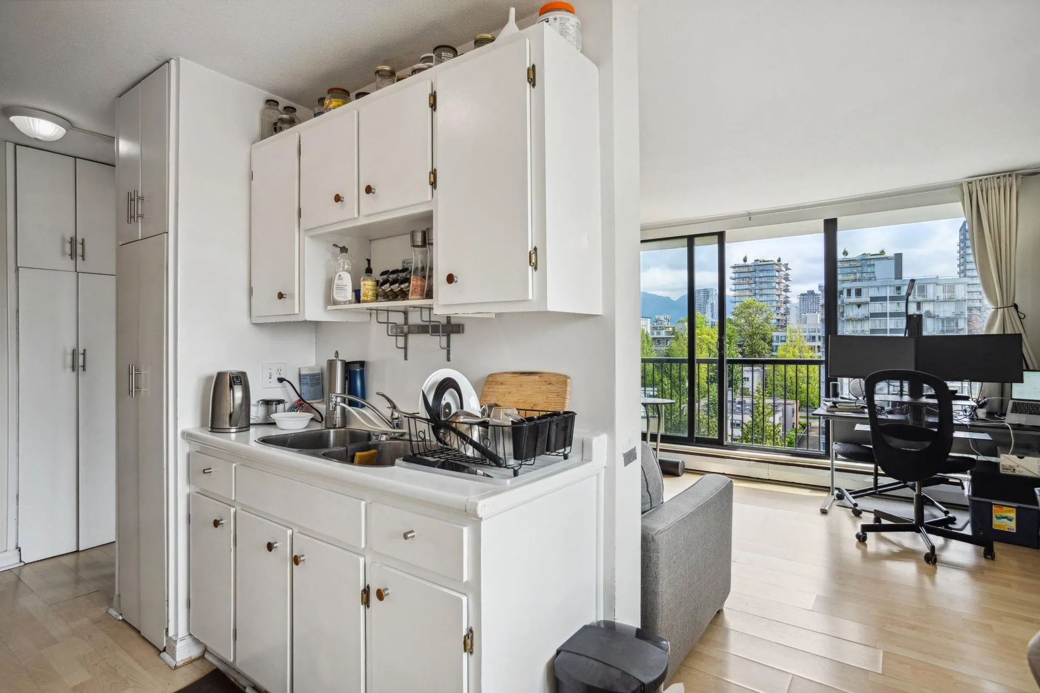 1204 1330 Harwood Street