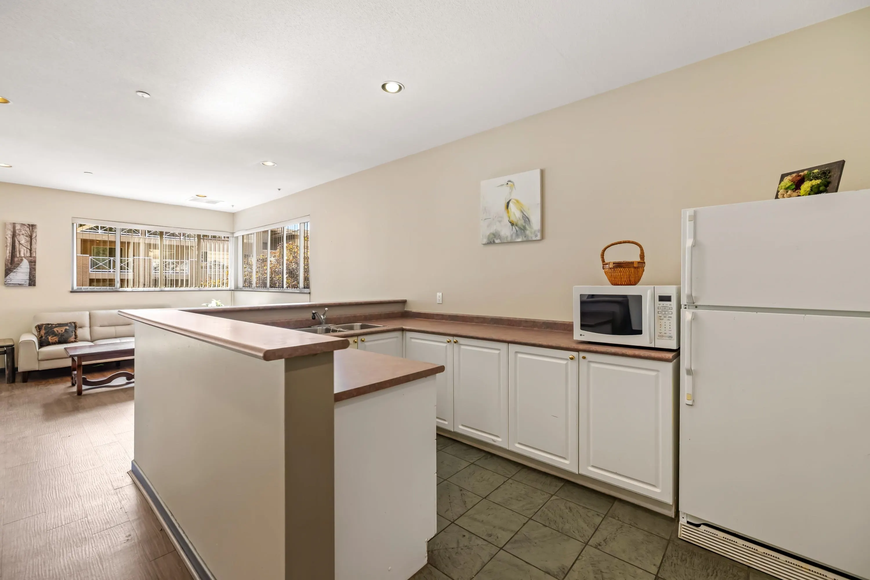 208 2551 Parkview Lane