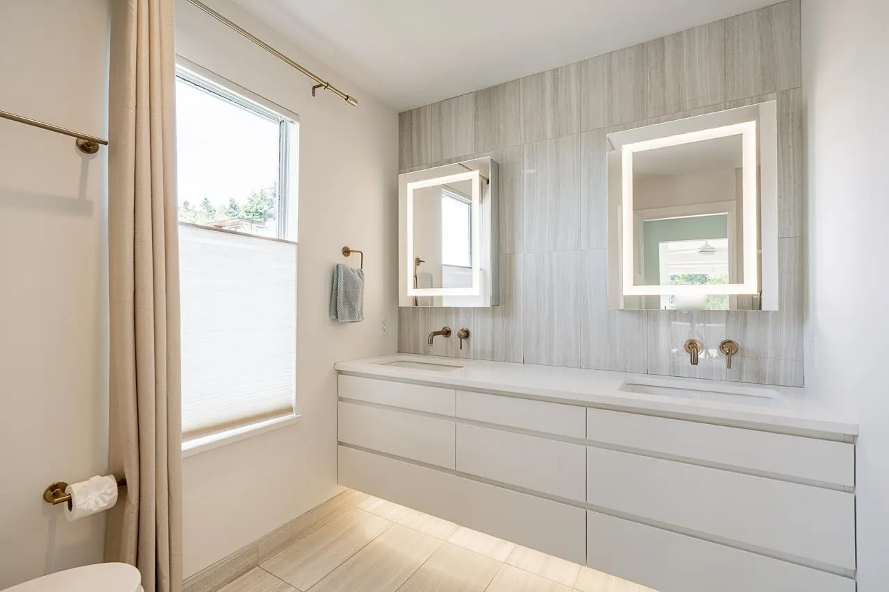 15549 Victoria Avenue