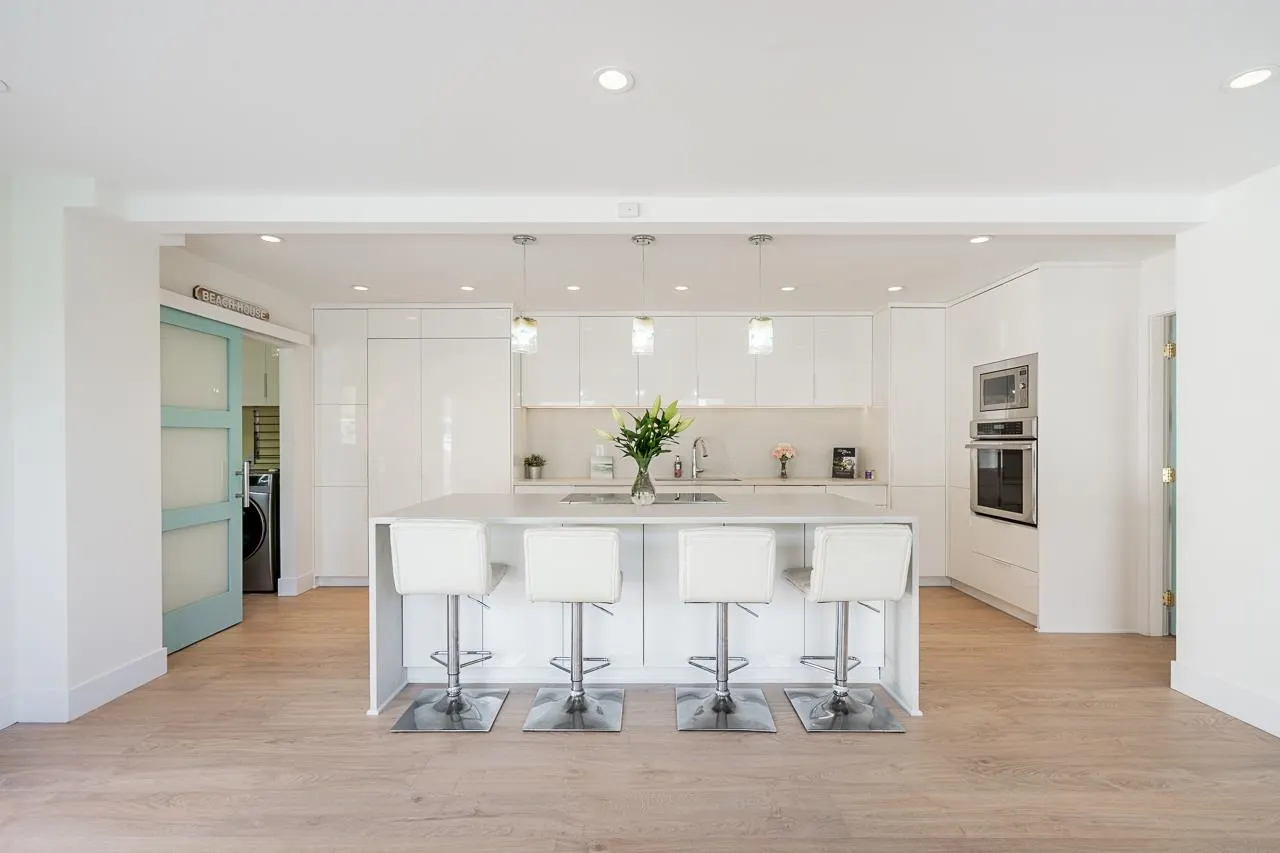 15549 Victoria Avenue