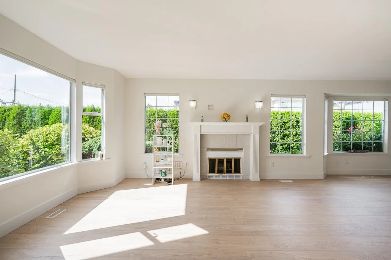 15549 Victoria Avenue