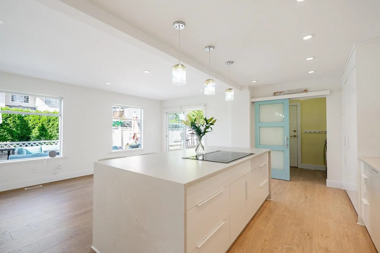 15549 Victoria Avenue