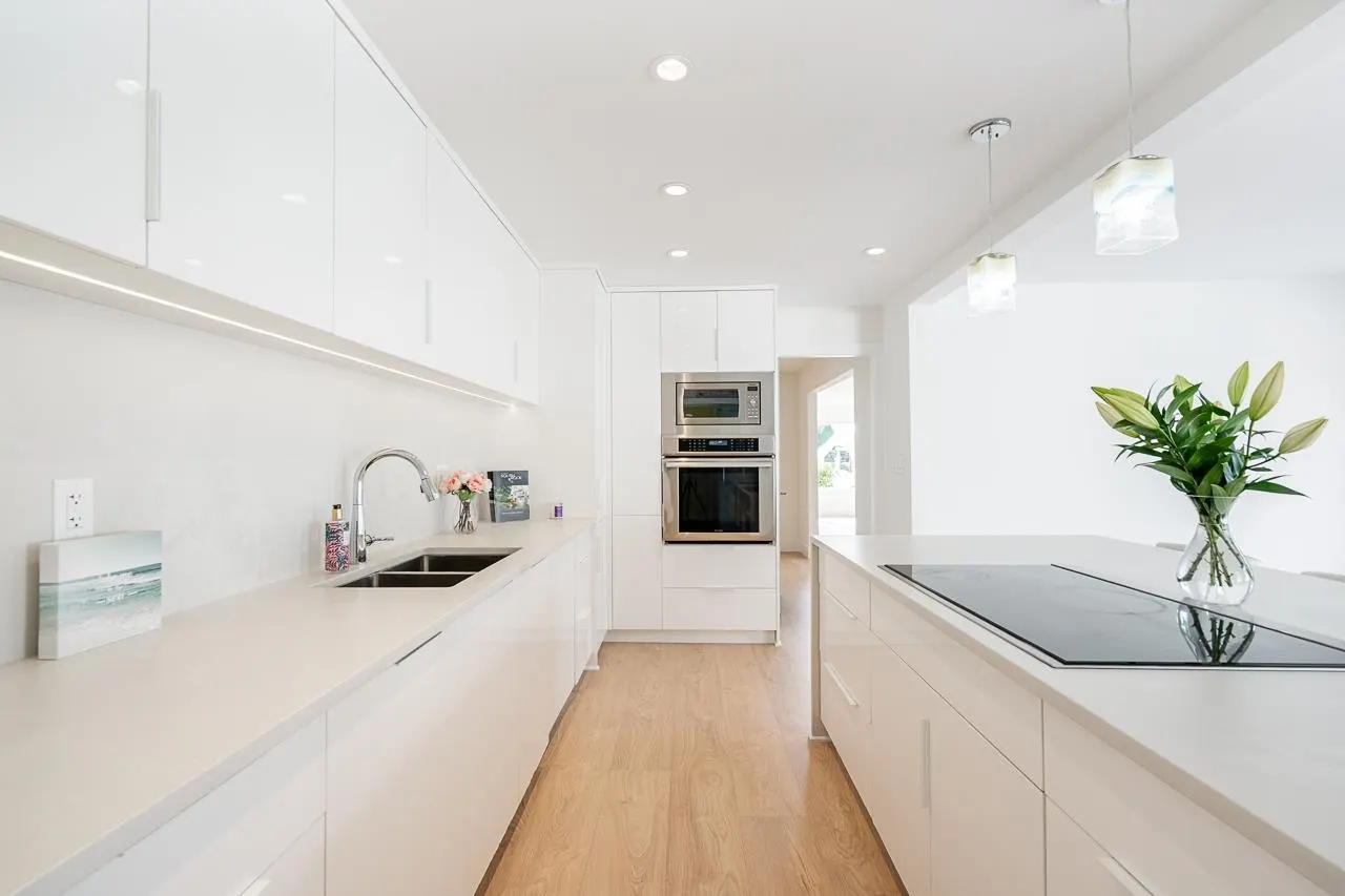 15549 Victoria Avenue