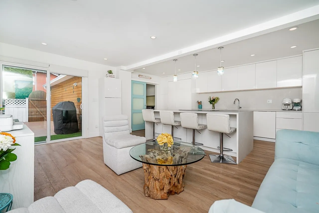 15549 Victoria Avenue