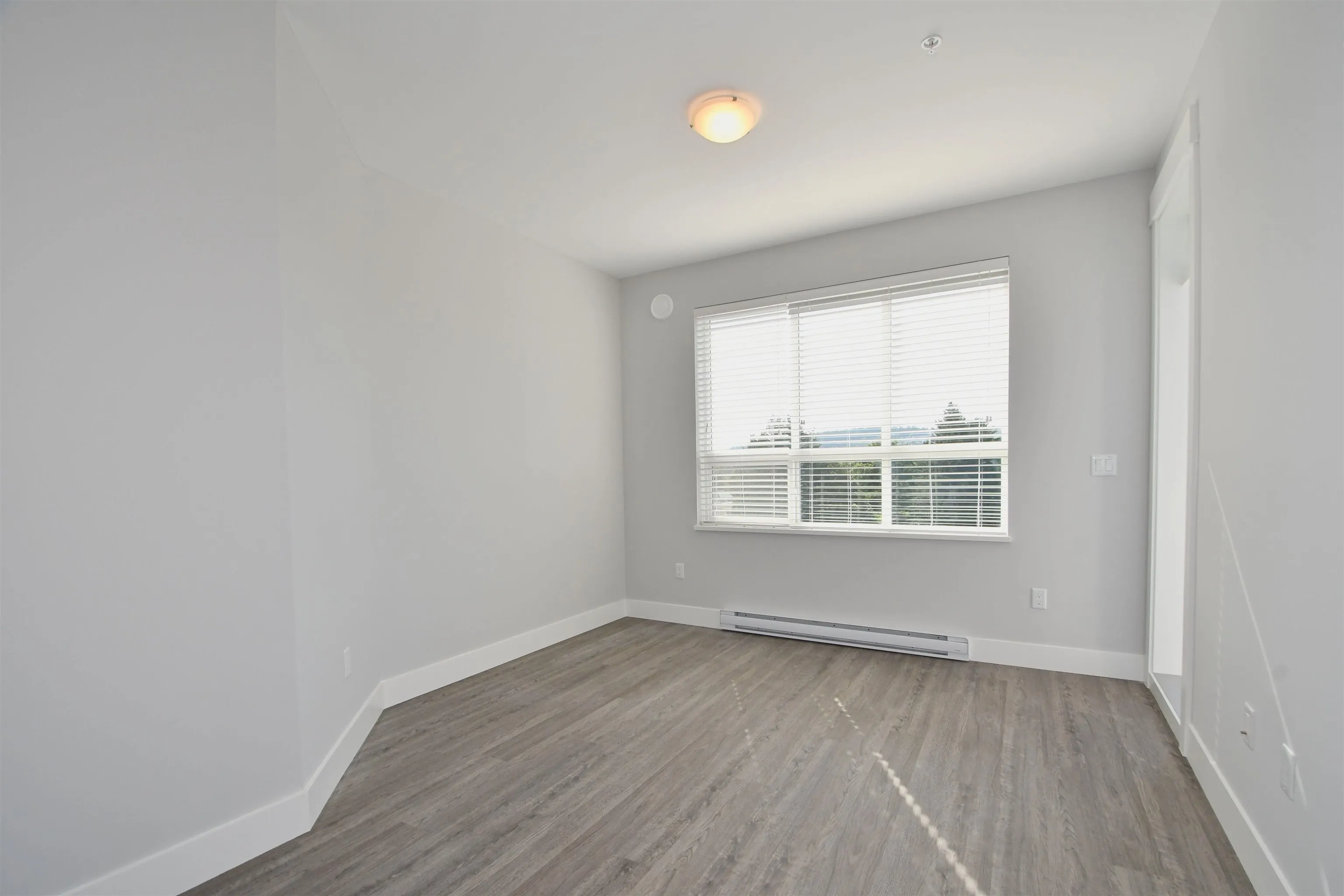 4607 2180 Kelly Avenue