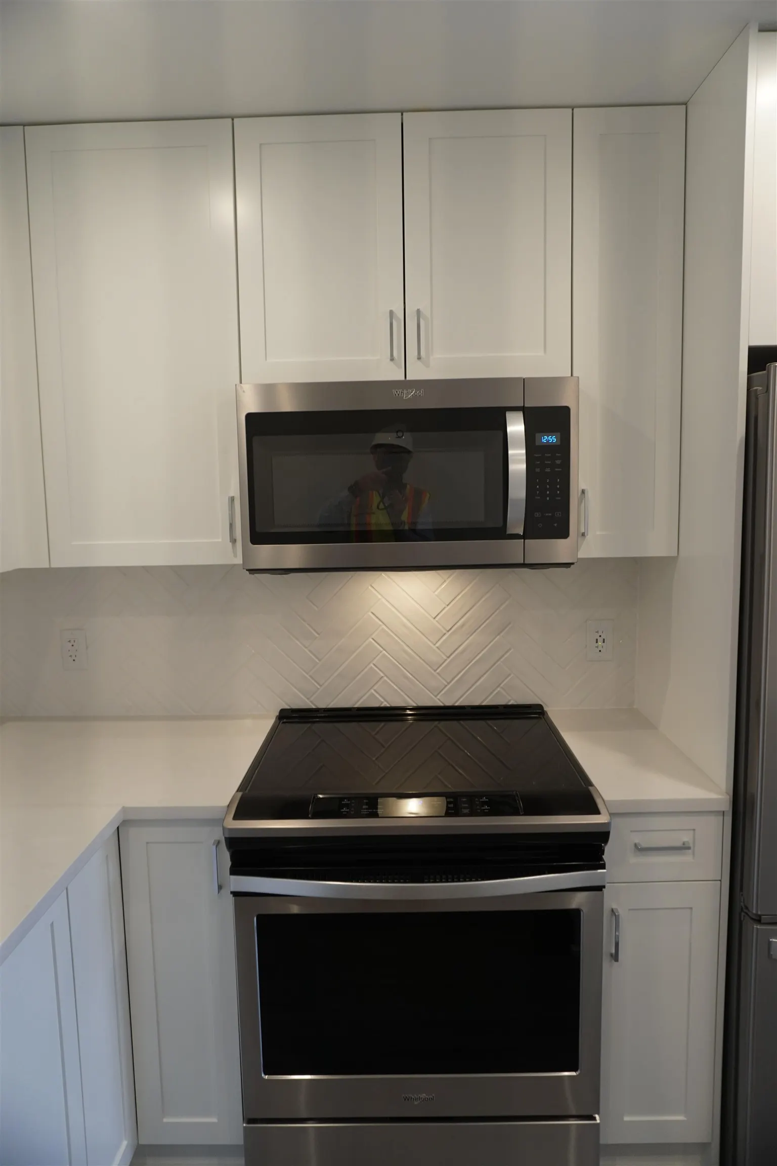 4607 2180 Kelly Avenue