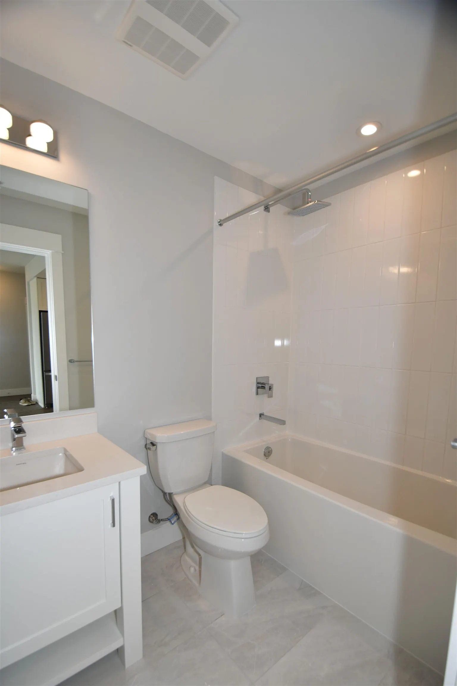 4607 2180 Kelly Avenue