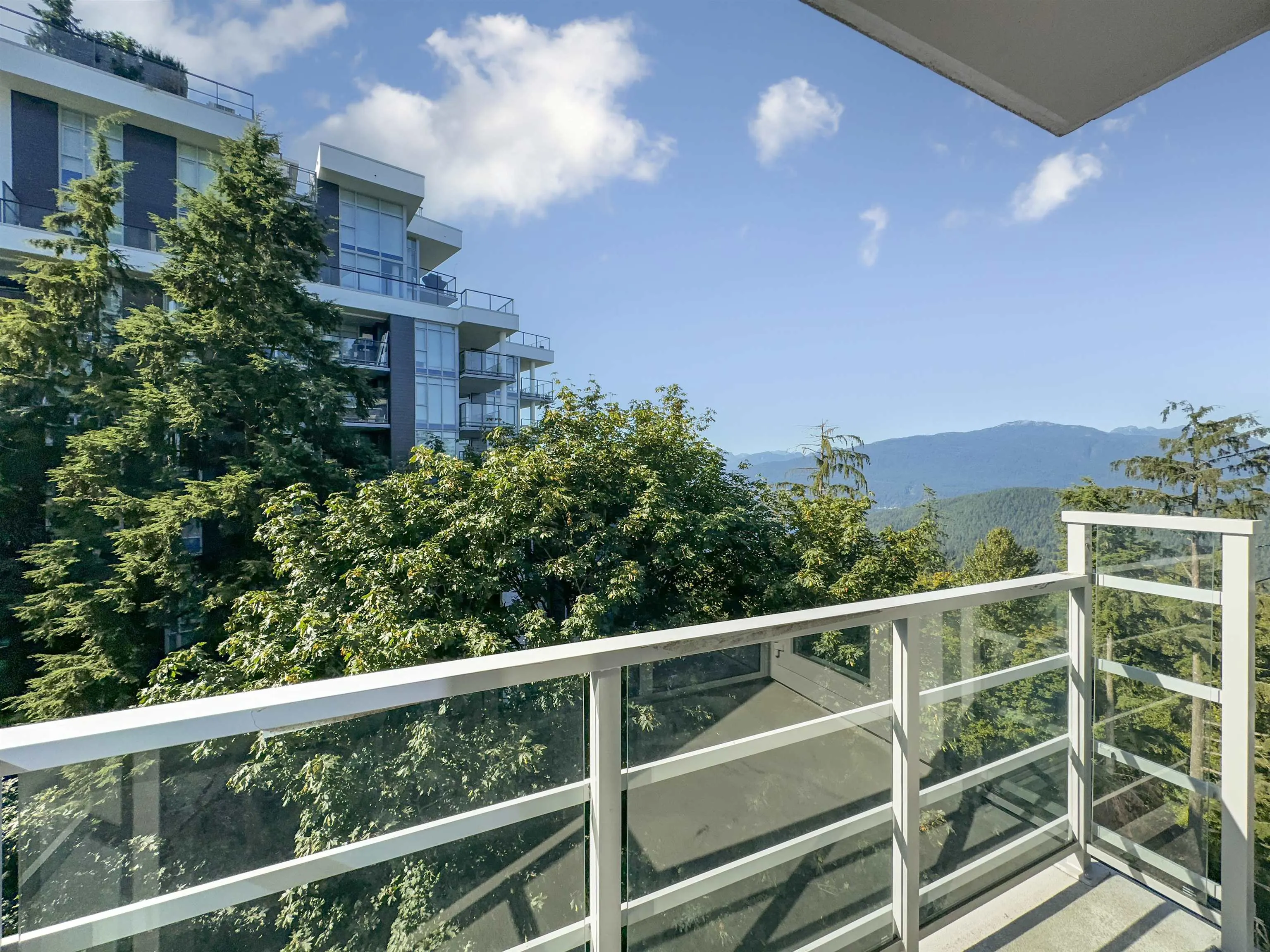 9xx 9060 University Crescent
