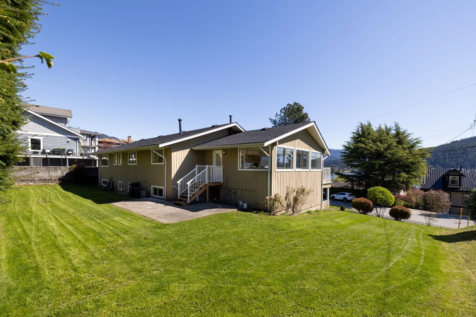 587 Beachview Drive