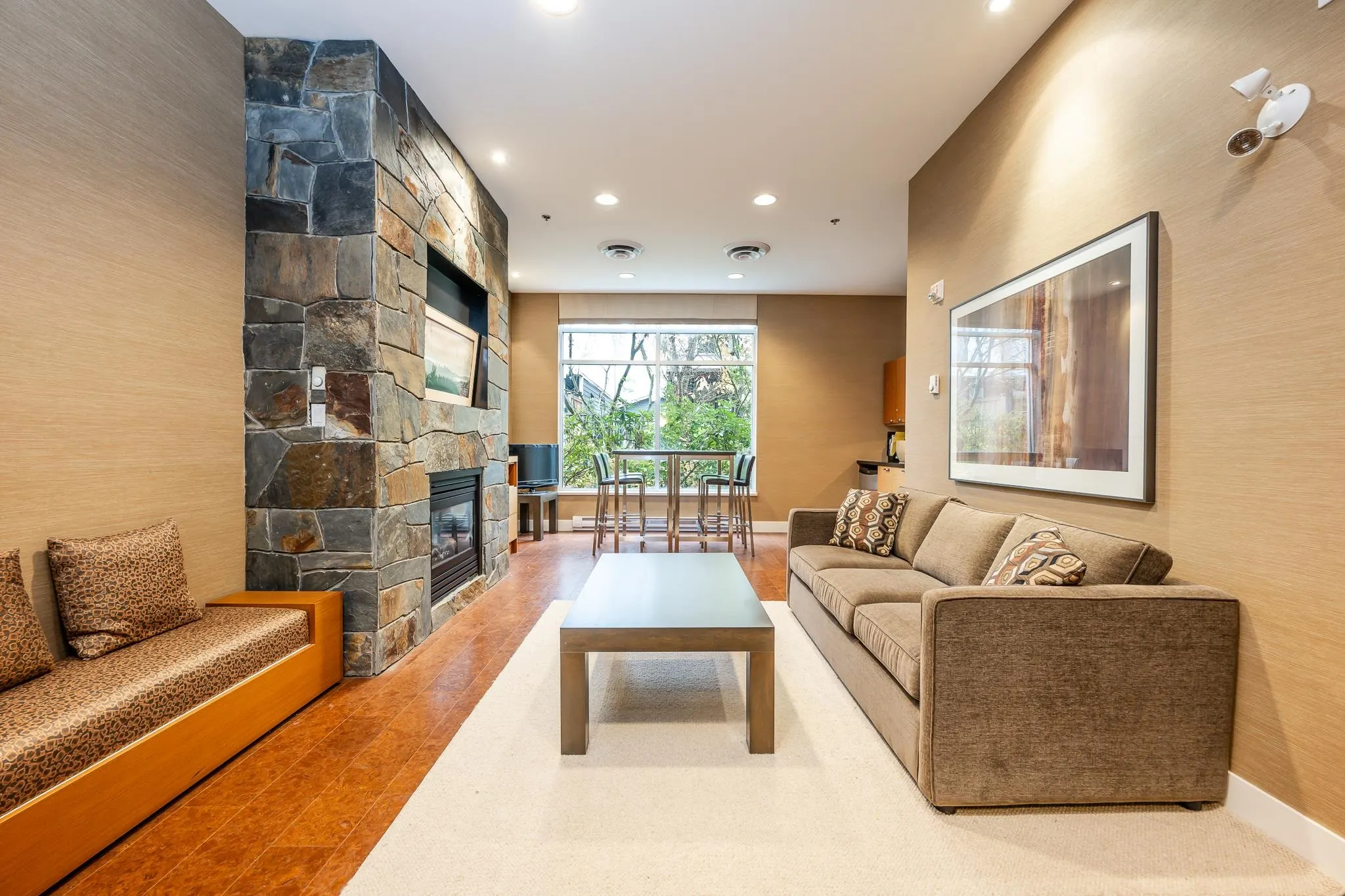 521 1211 Village Green Way