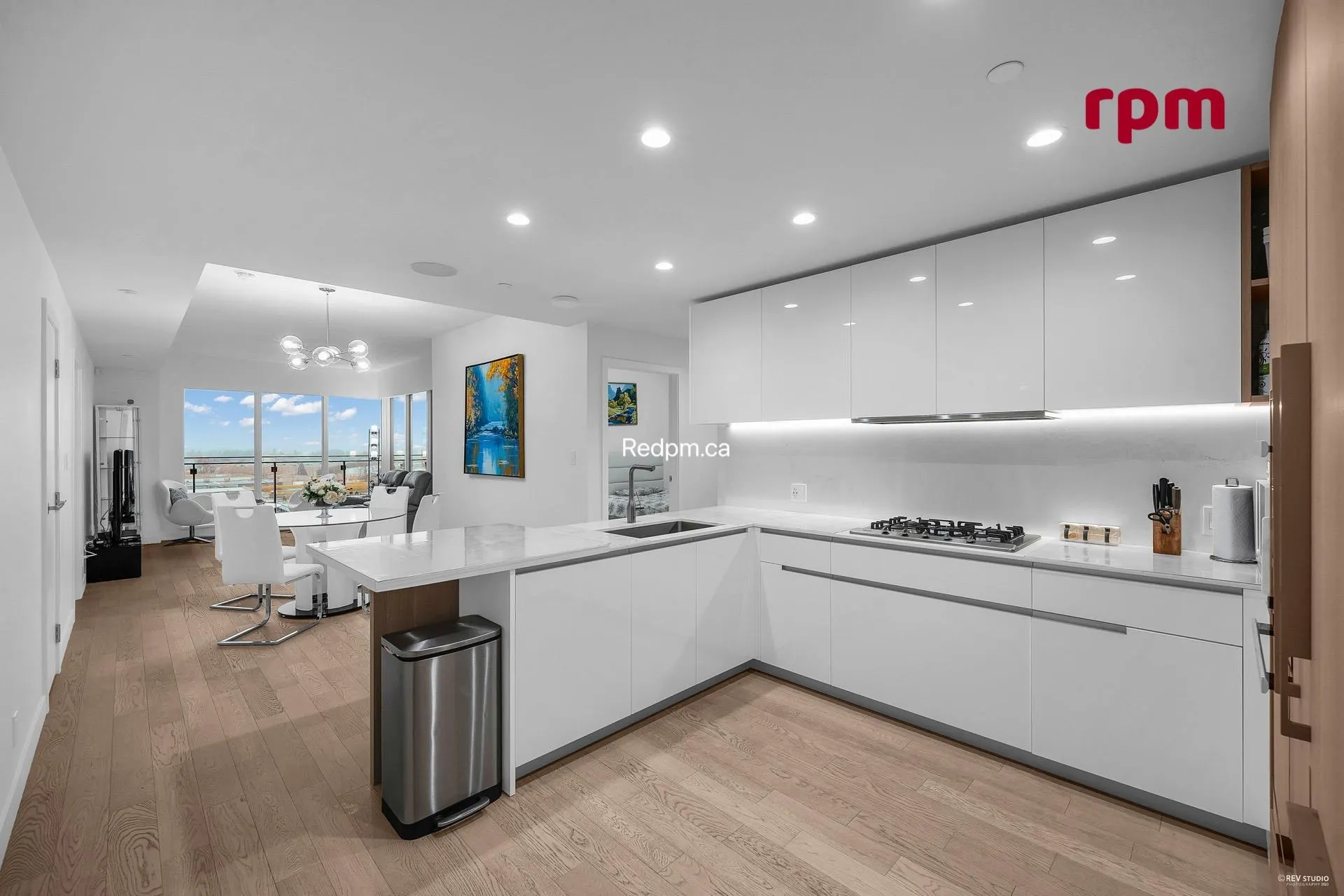 9xx 6833 Pearson Way