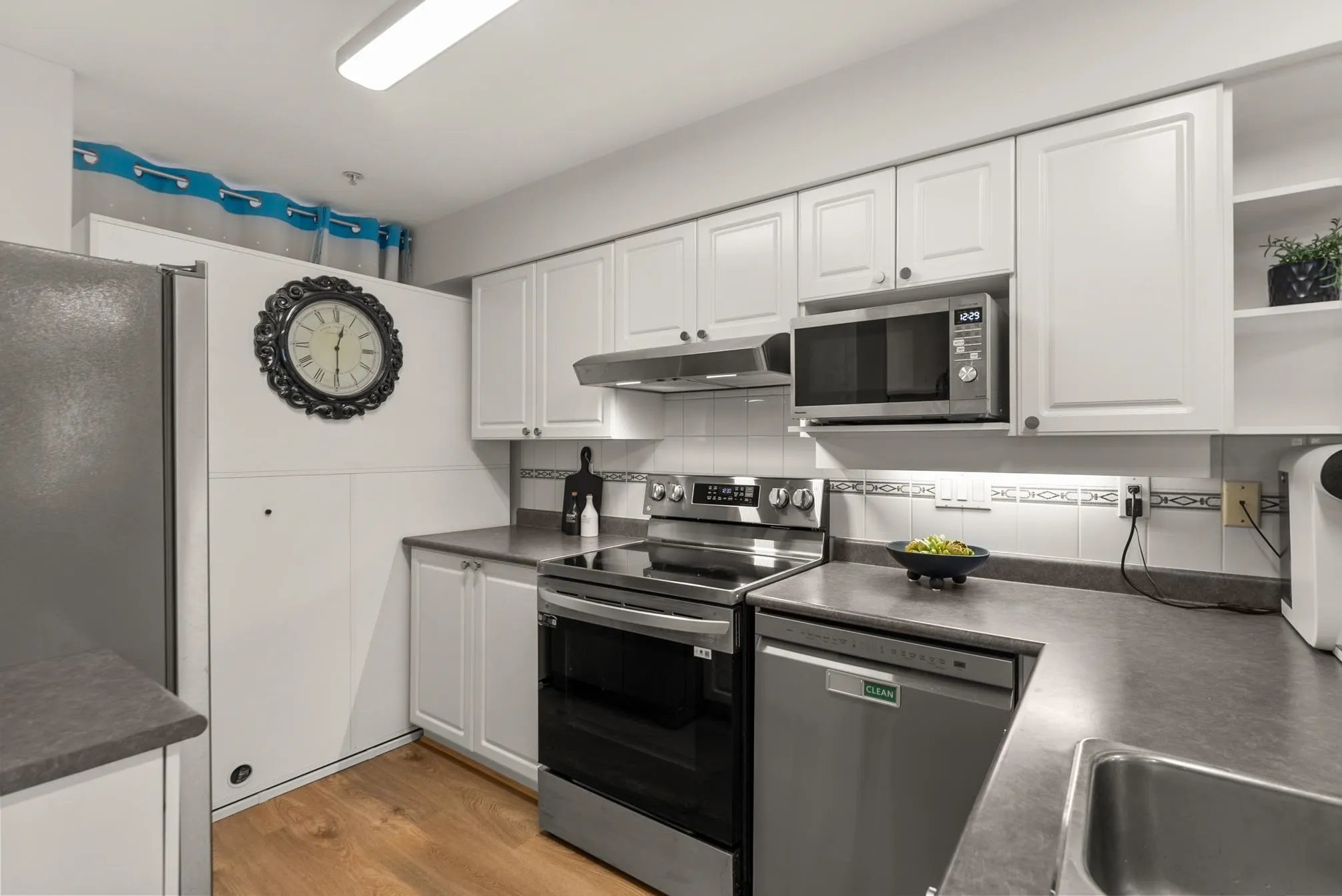 213 1999 Suffolk Avenue