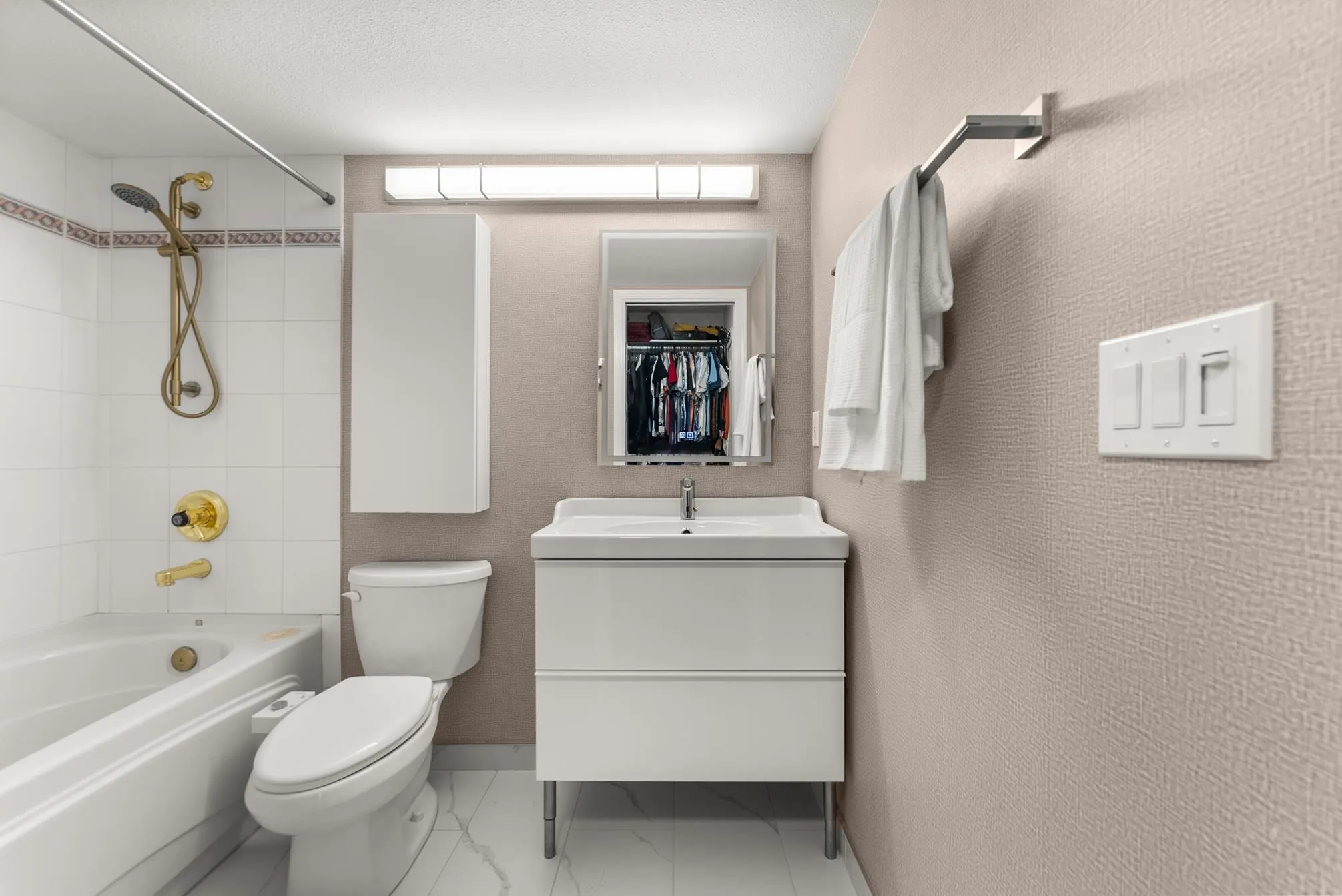 213 1999 Suffolk Avenue