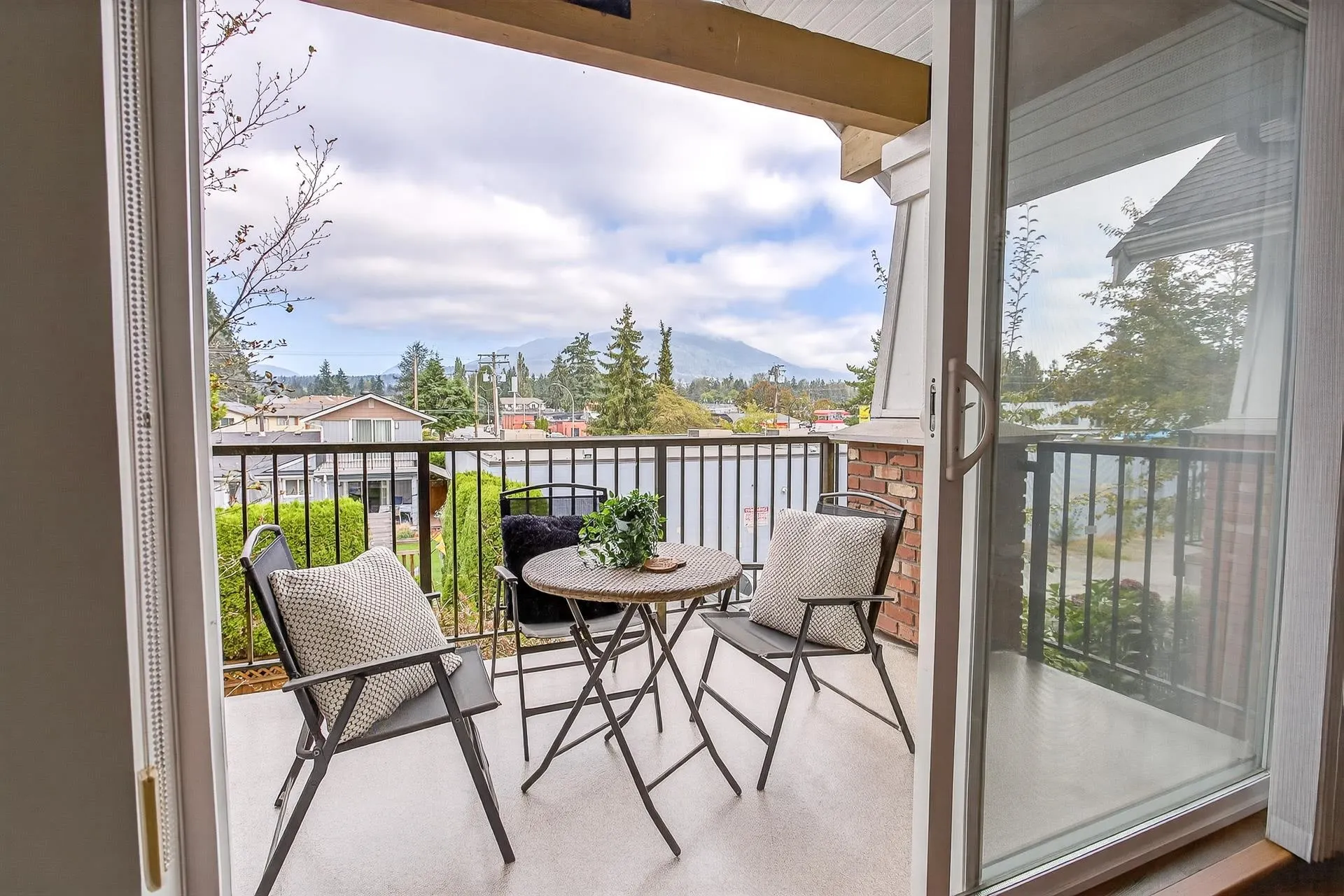 212 1567 Grant Avenue