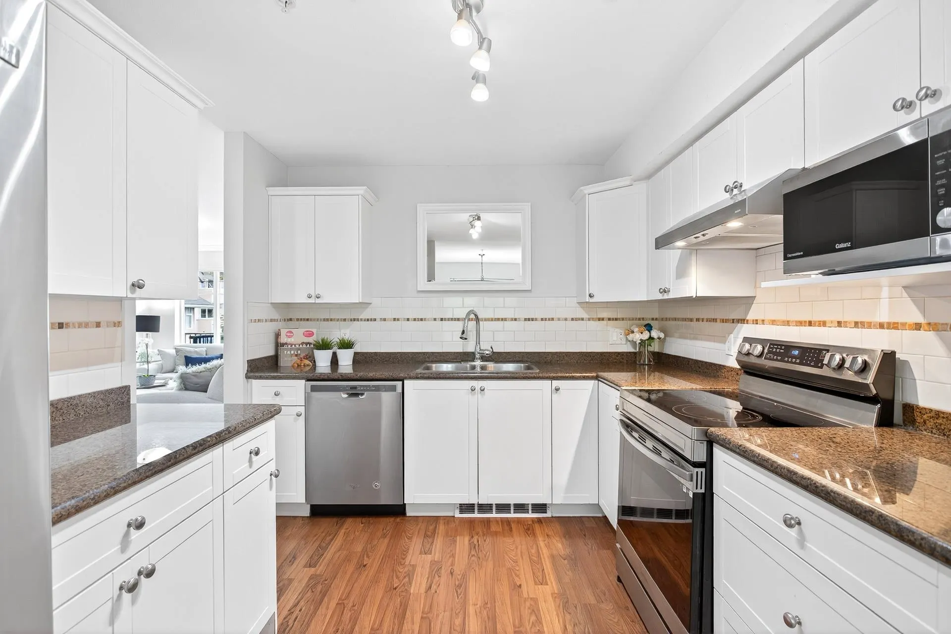 212 1567 Grant Avenue