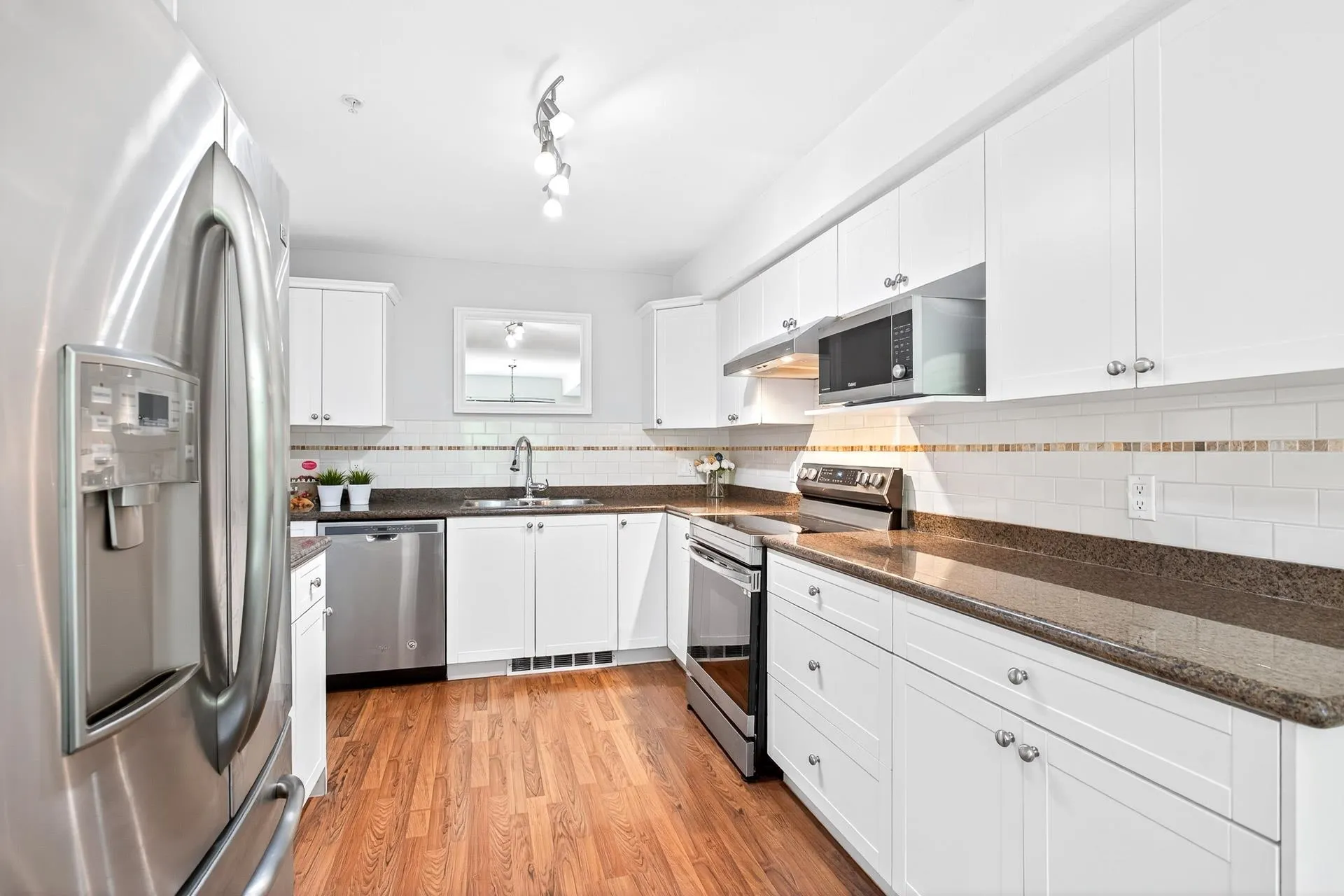 212 1567 Grant Avenue