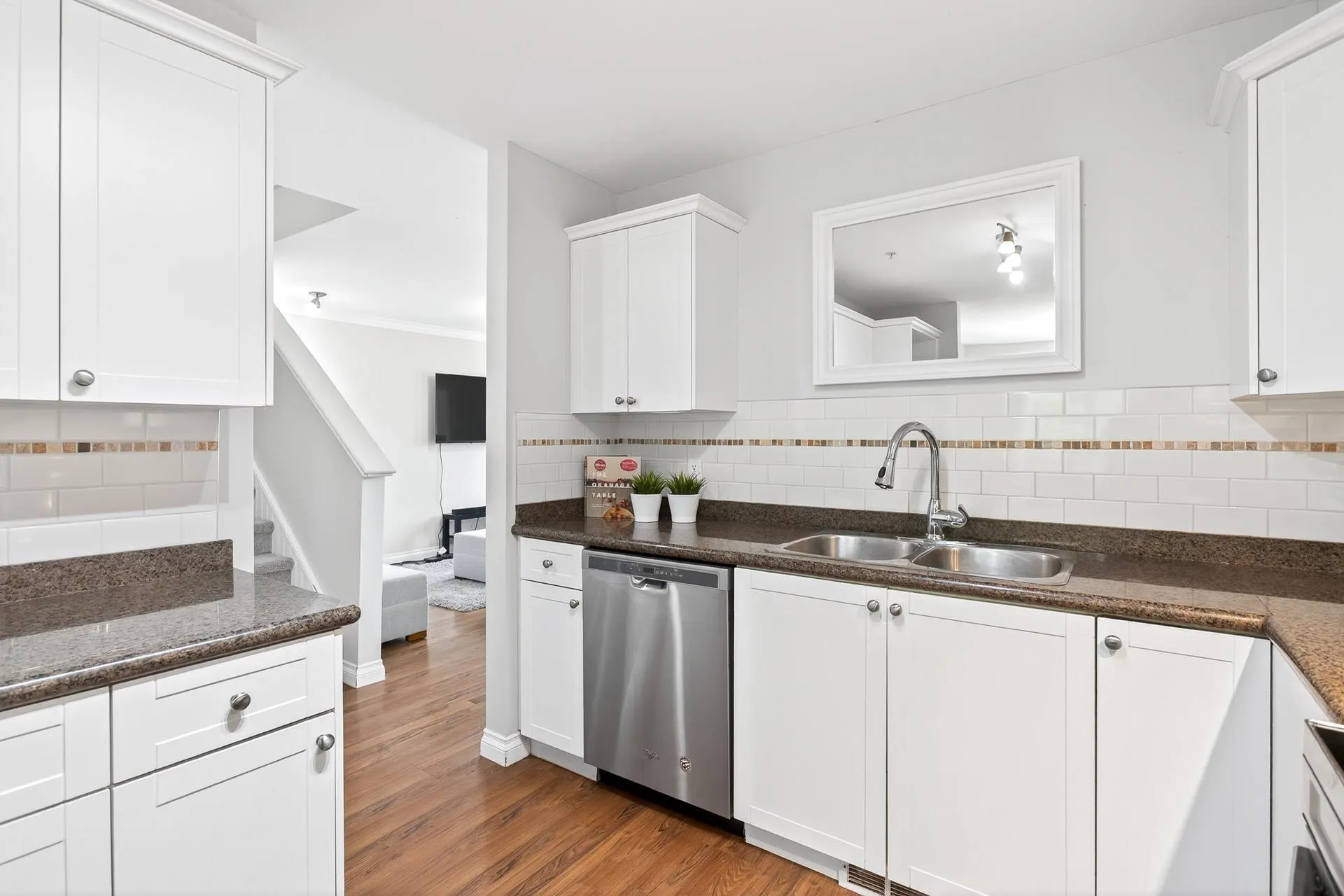 212 1567 Grant Avenue