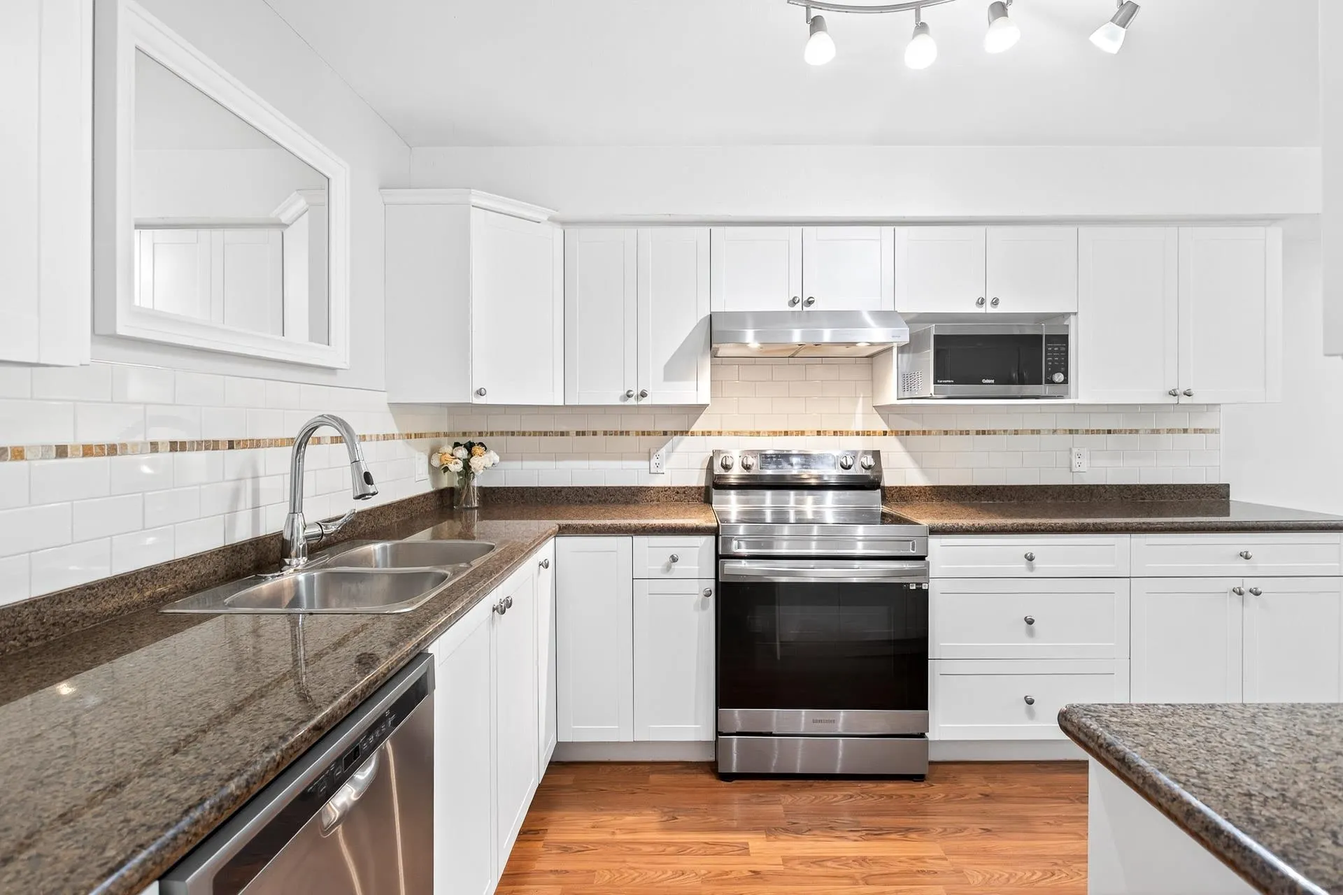 212 1567 Grant Avenue