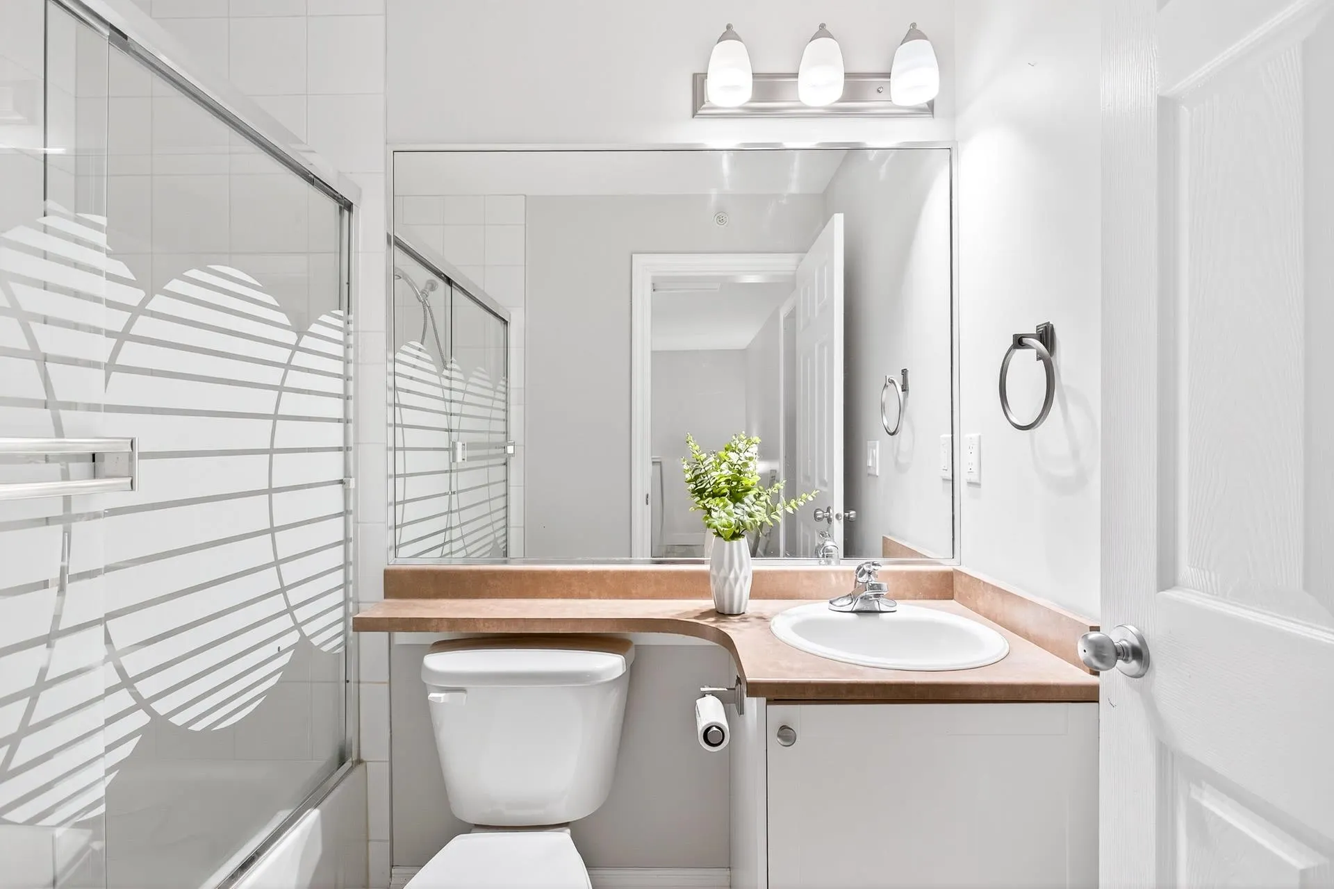 212 1567 Grant Avenue