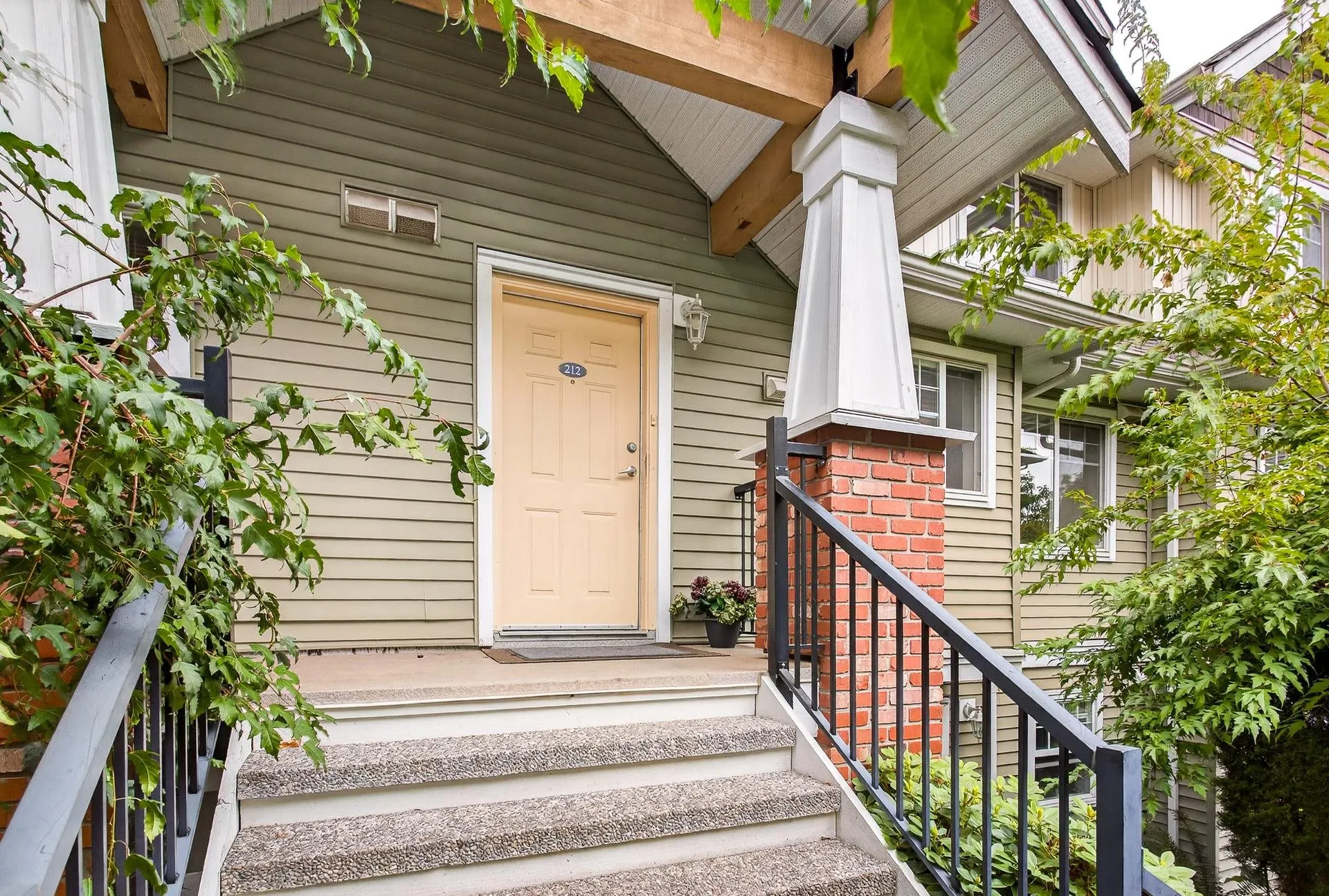 212 1567 Grant Avenue