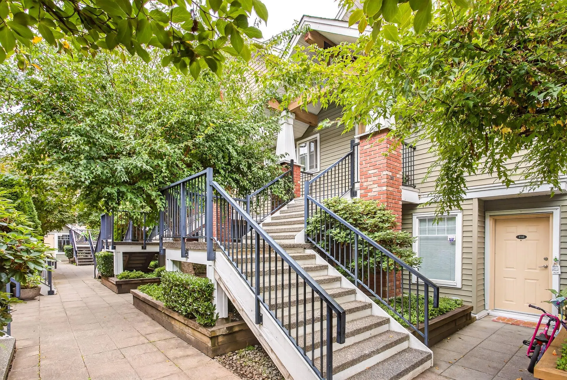 212 1567 Grant Avenue