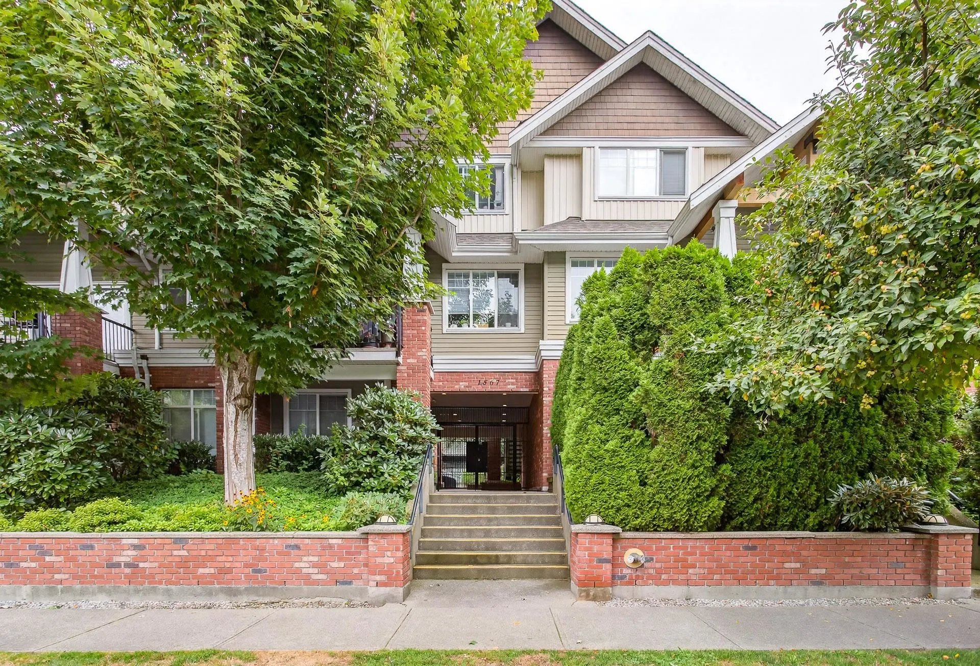 212 1567 Grant Avenue