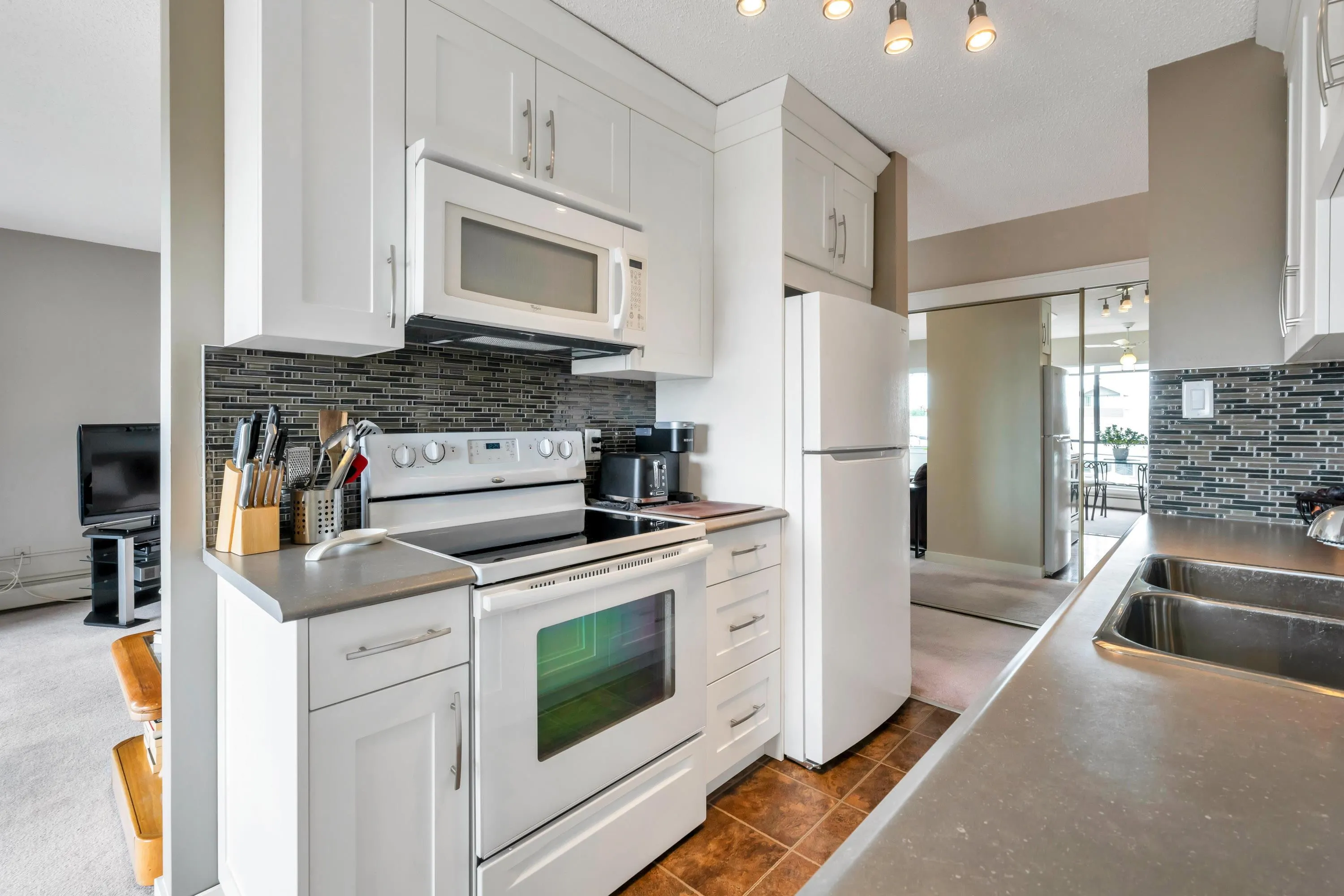 201 15265 Roper Avenue