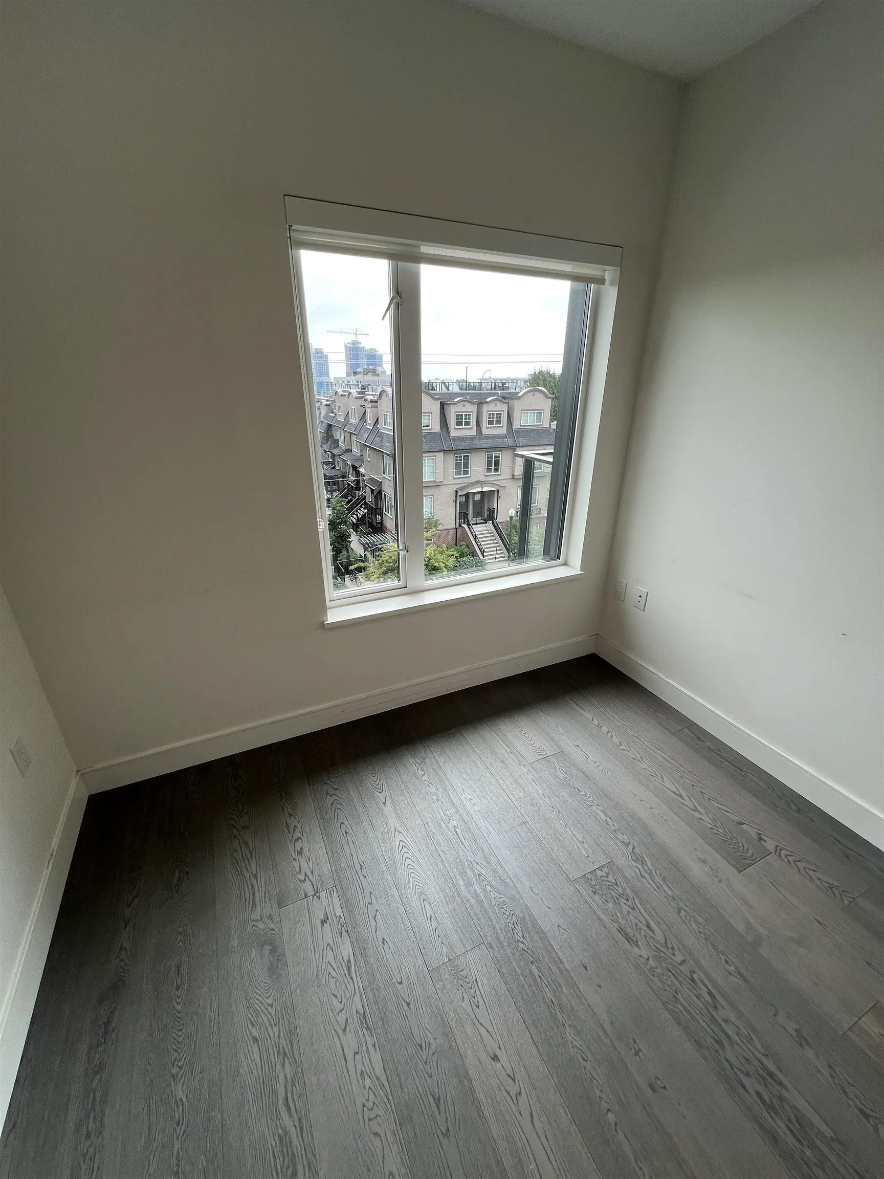 4xx 477 W 59 Avenue