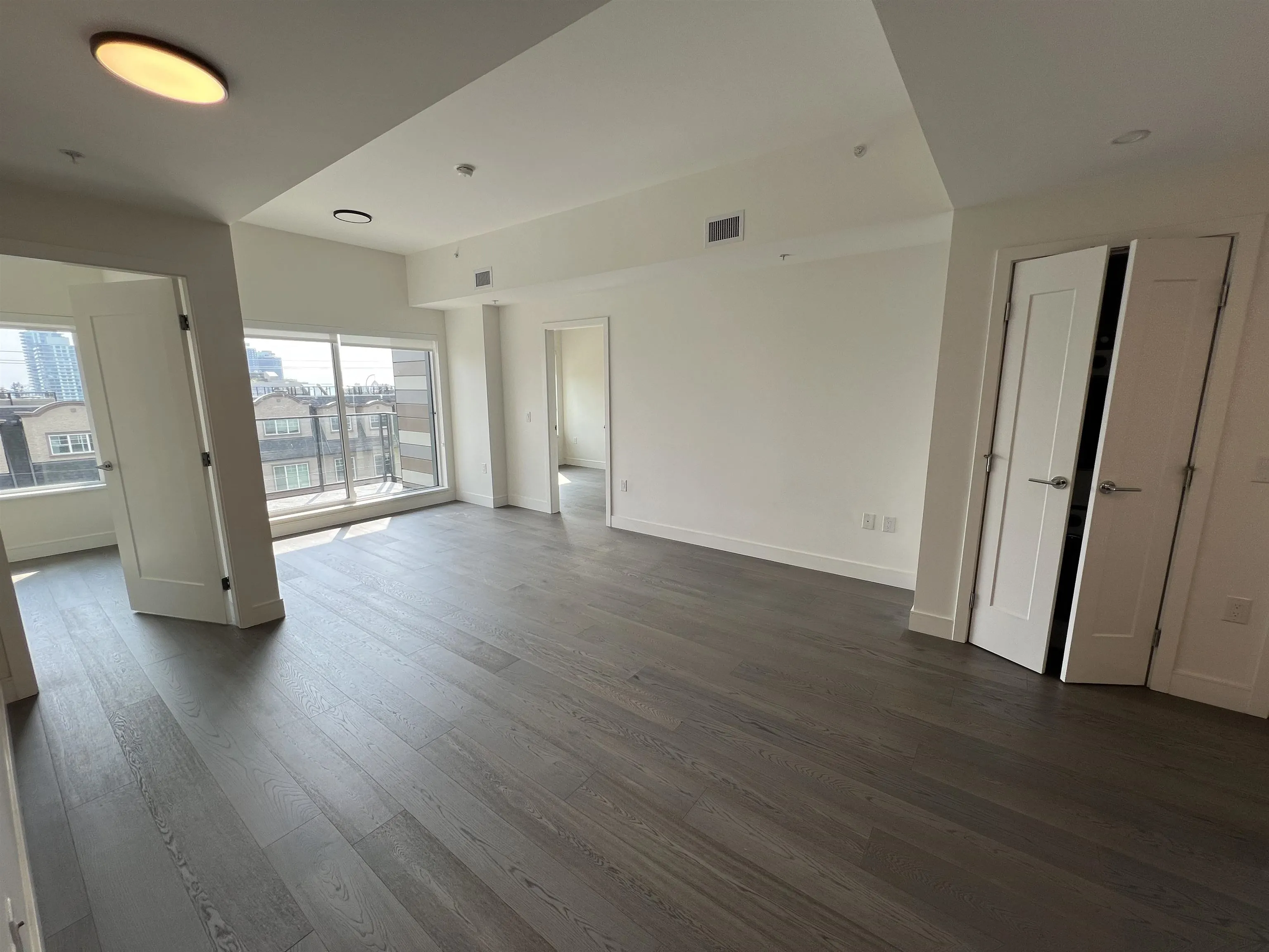 4xx 477 W 59 Avenue