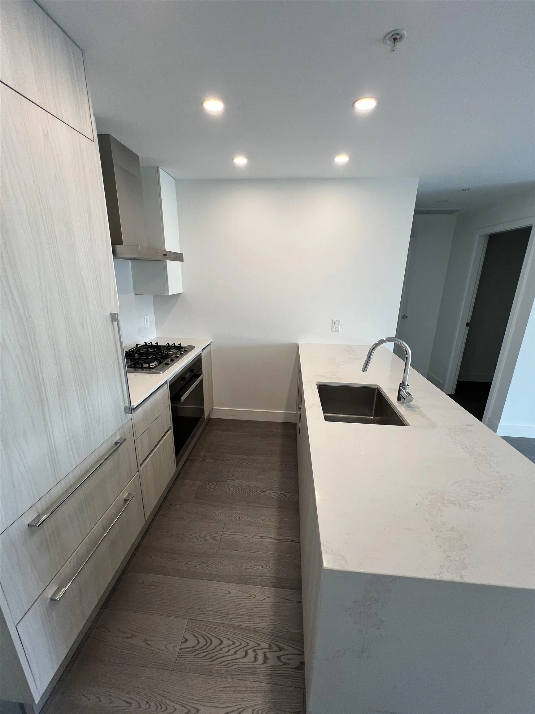 4xx 477 W 59 Avenue