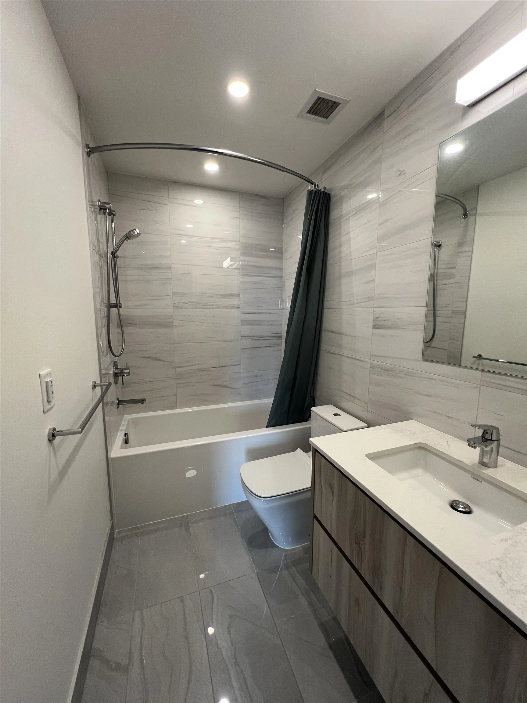 4xx 477 W 59 Avenue