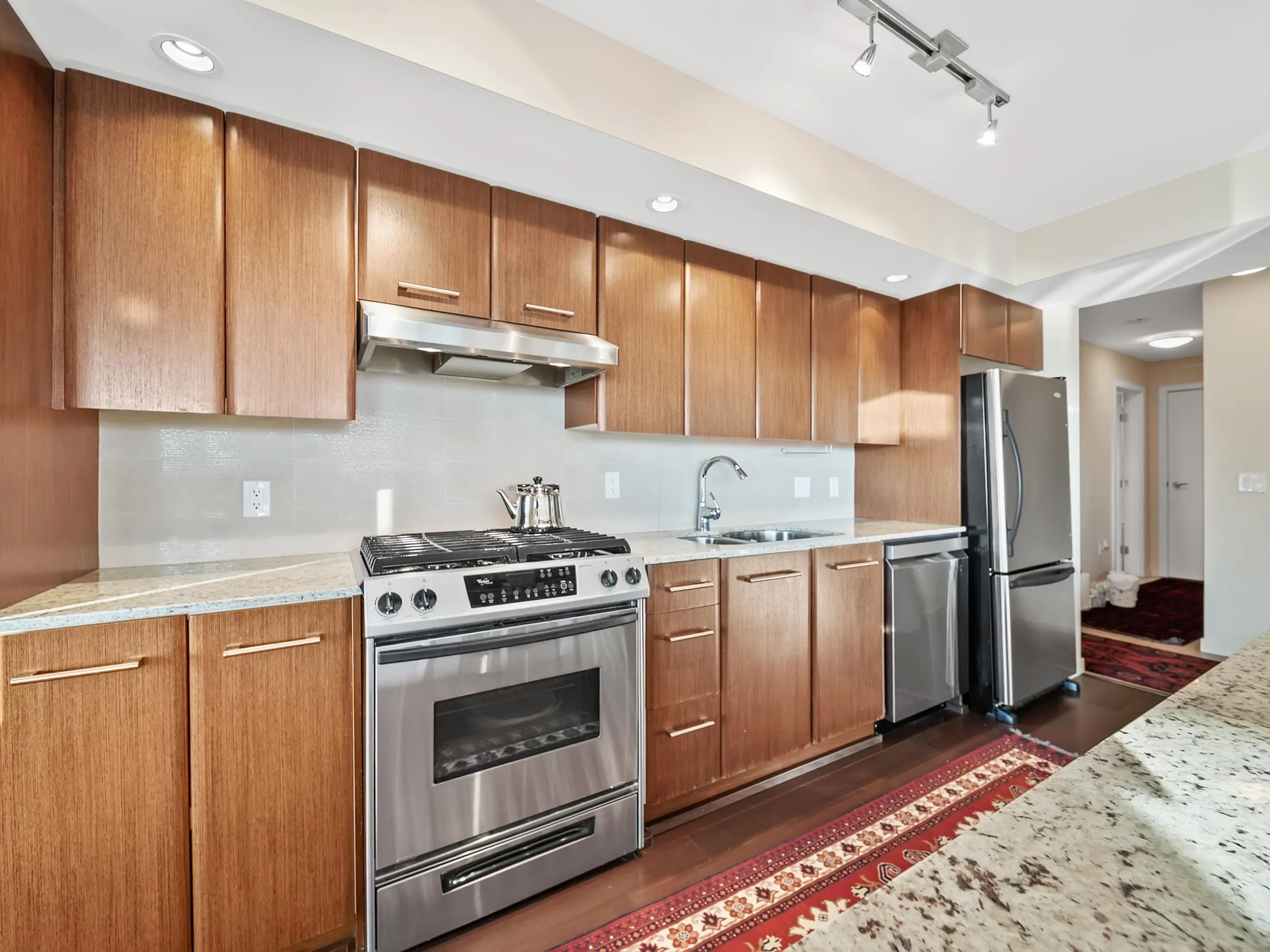805 683 W Victoria Park