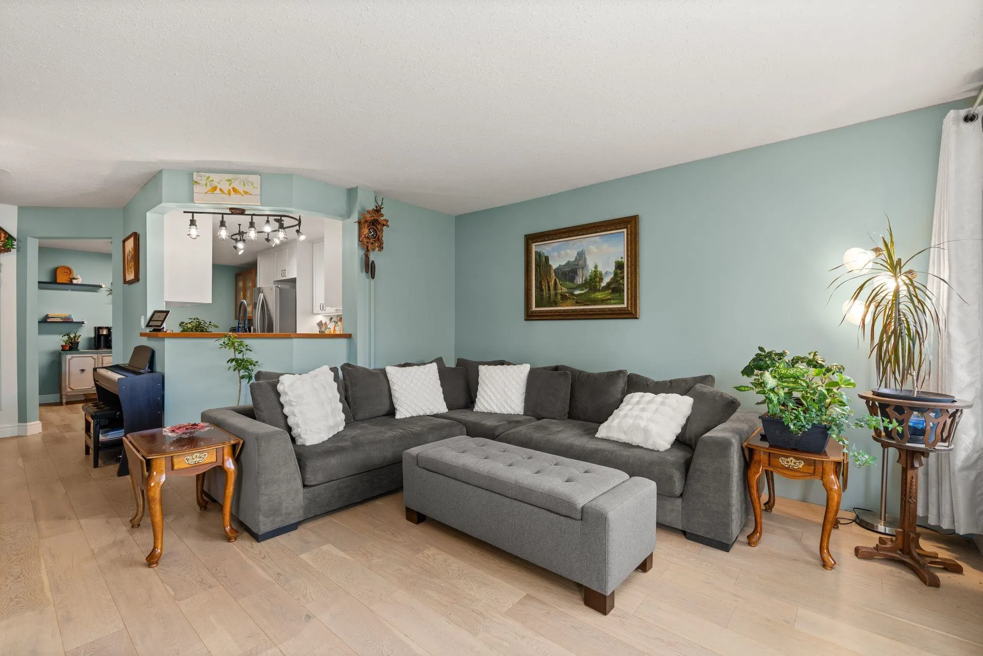 109 33233 E Bourquin Crescent