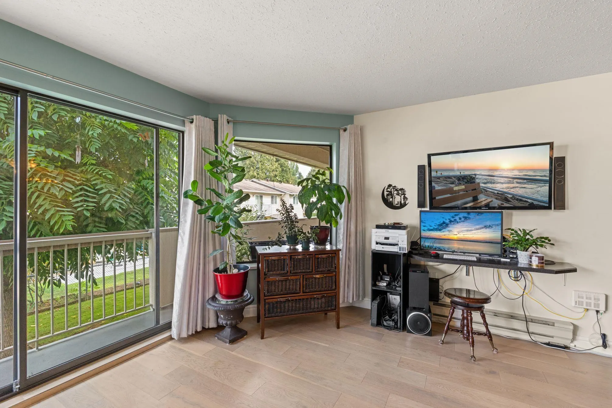 109 33233 E Bourquin Crescent