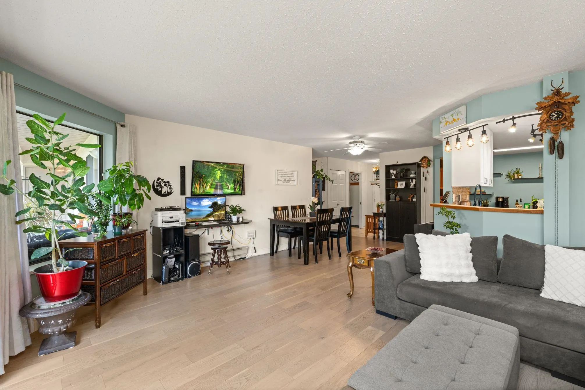 109 33233 E Bourquin Crescent