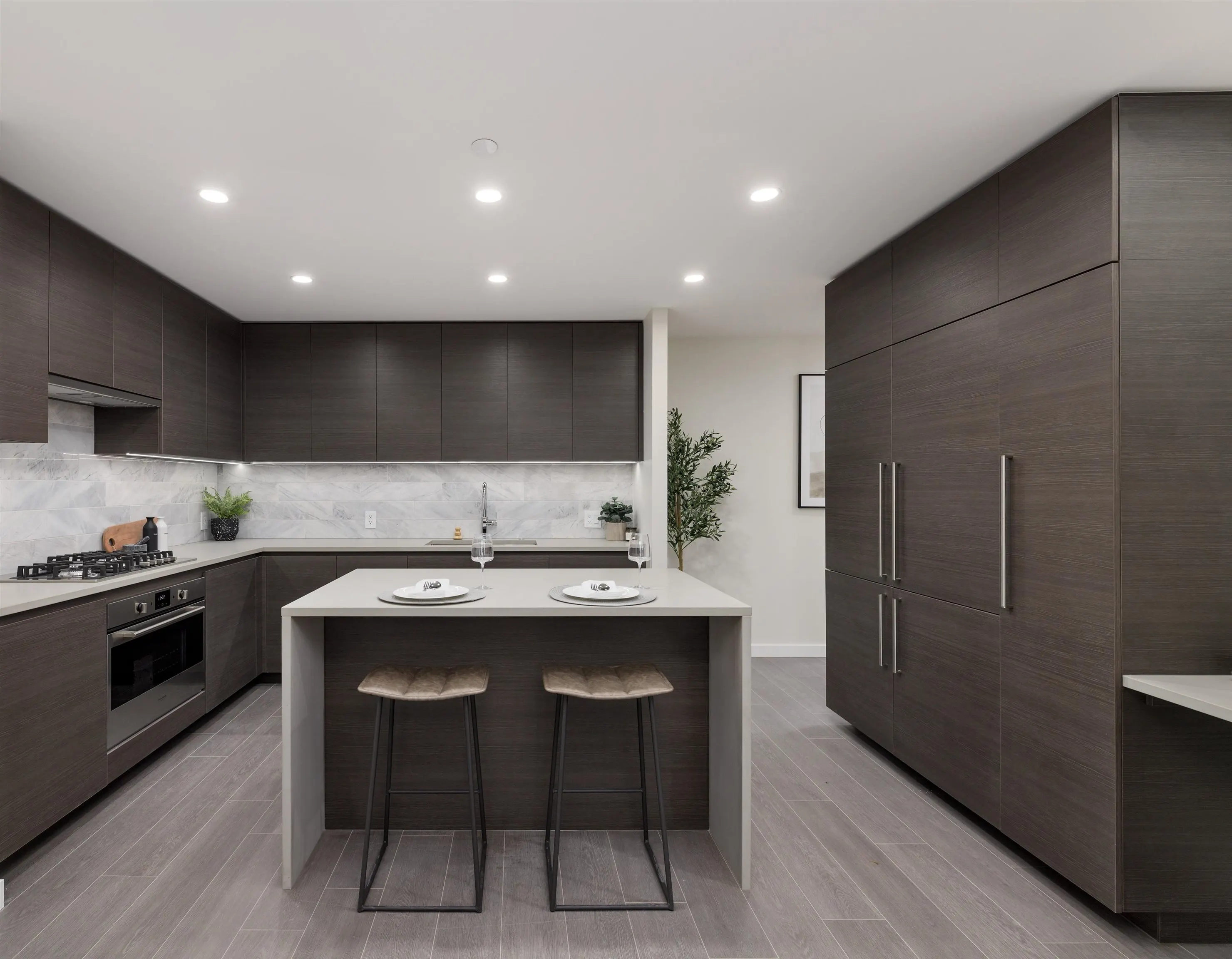 605 4168 Lougheed Highway