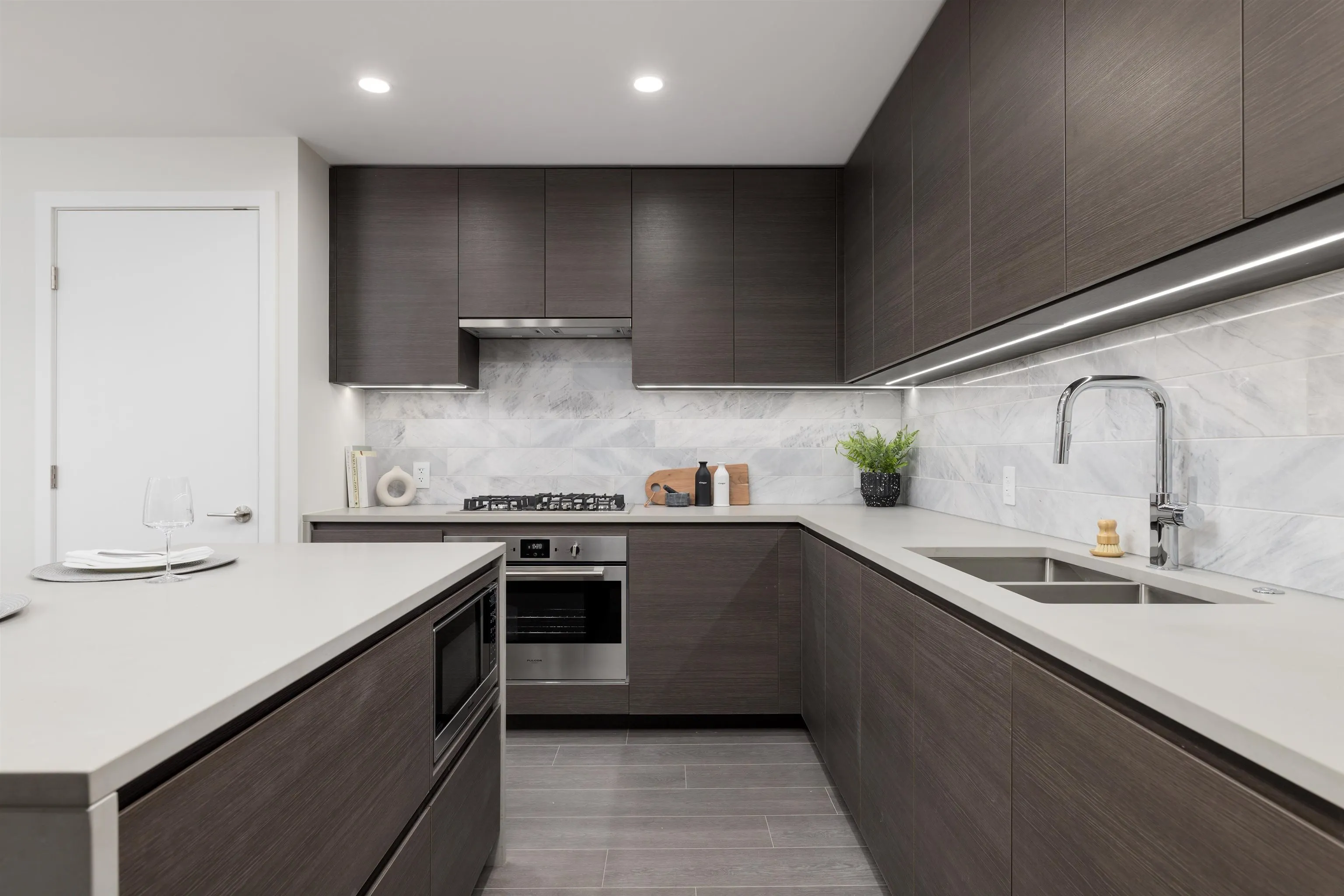 605 4168 Lougheed Highway