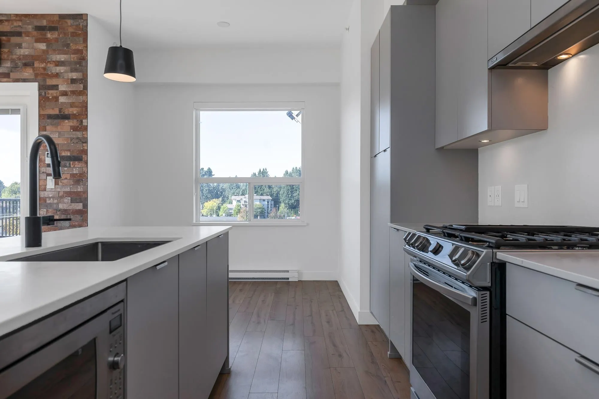 514 2493 Montrose Avenue