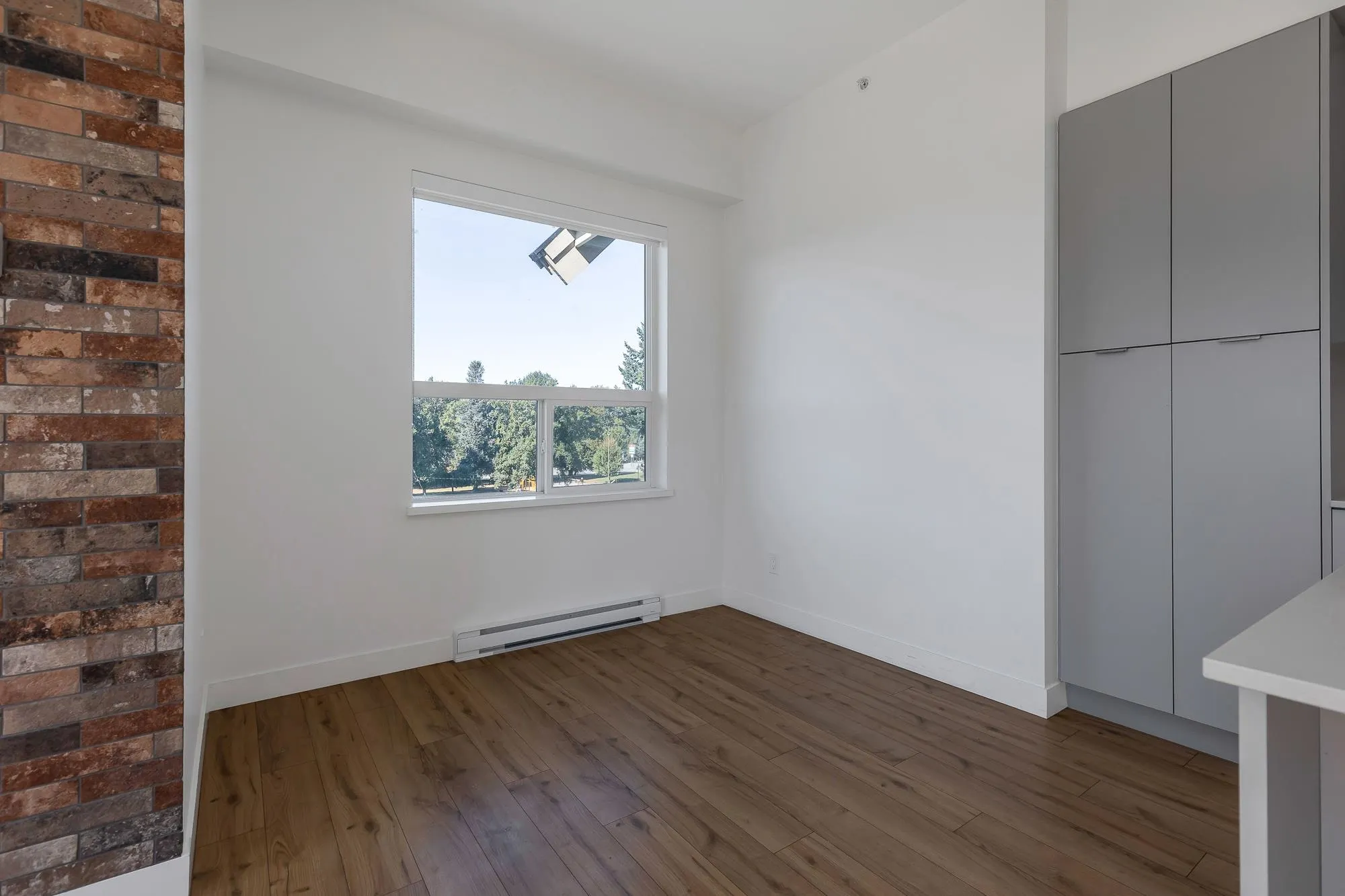 514 2493 Montrose Avenue