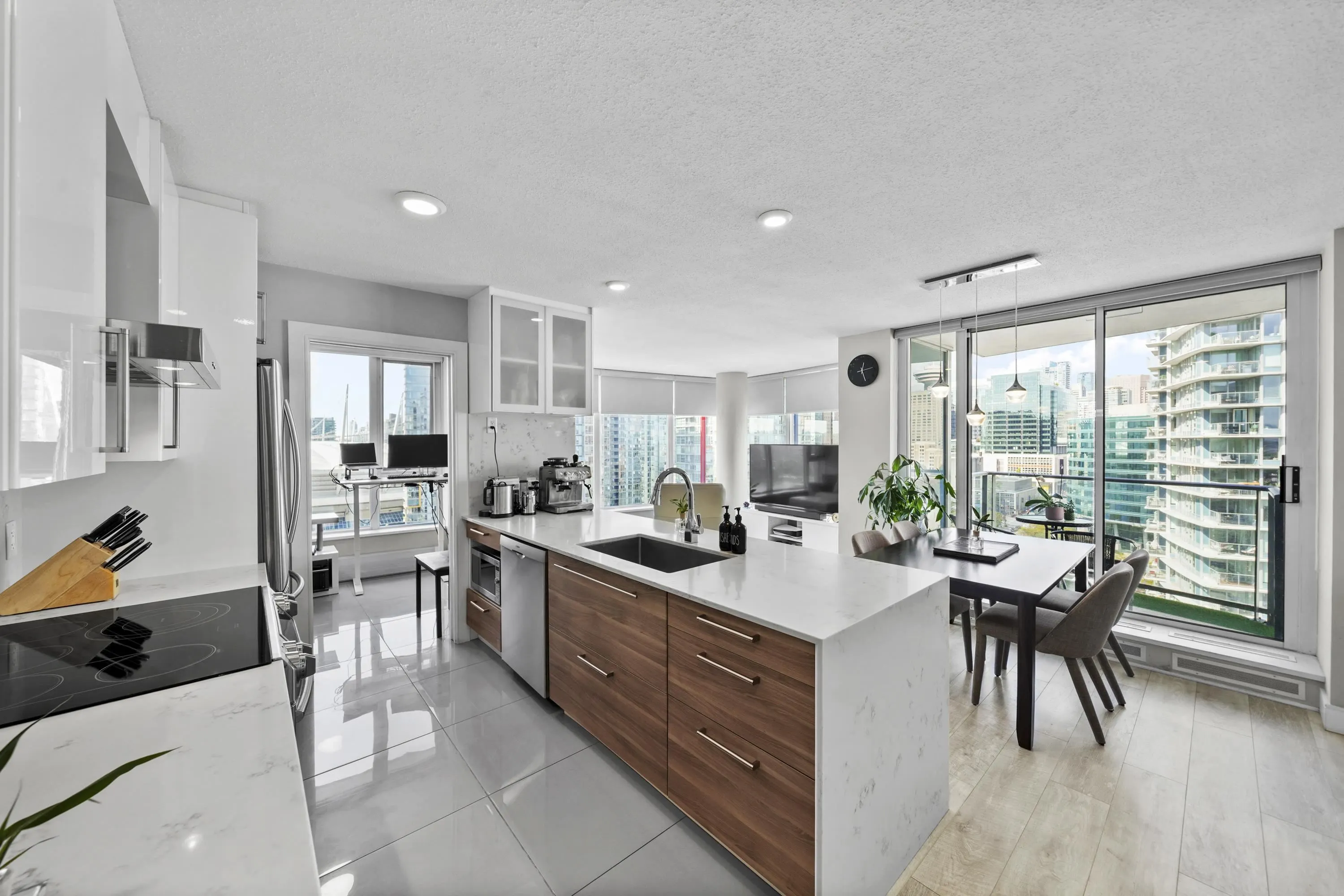 2507 689 Abbott Street