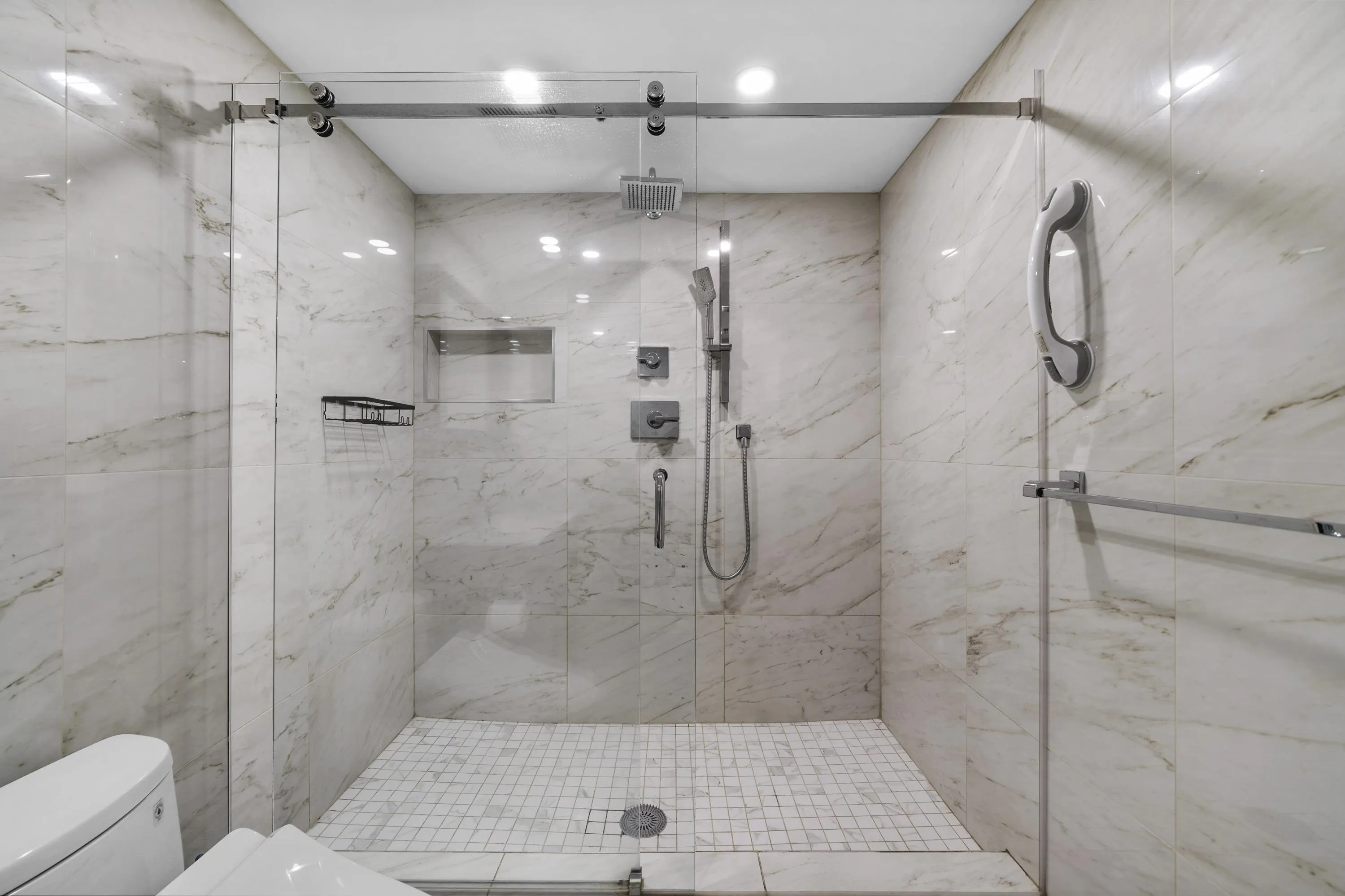 2507 689 Abbott Street